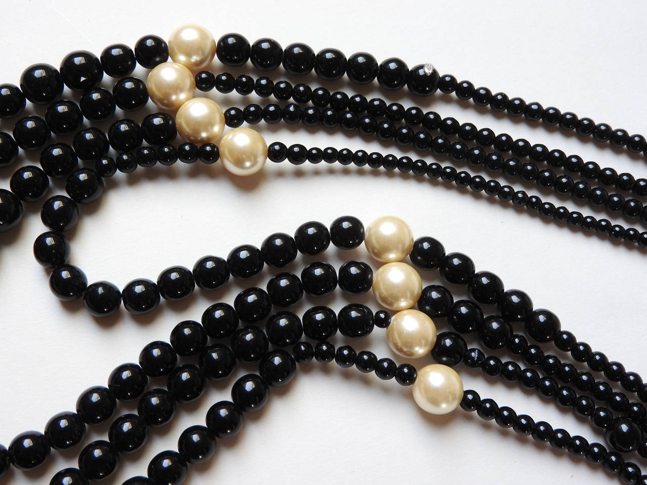 PRISTINE 03P Chanel ✿*ﾟRUNWAY 4 STRANDS 2-WAY Black Glass Pearl Long Necklace For Sale 4