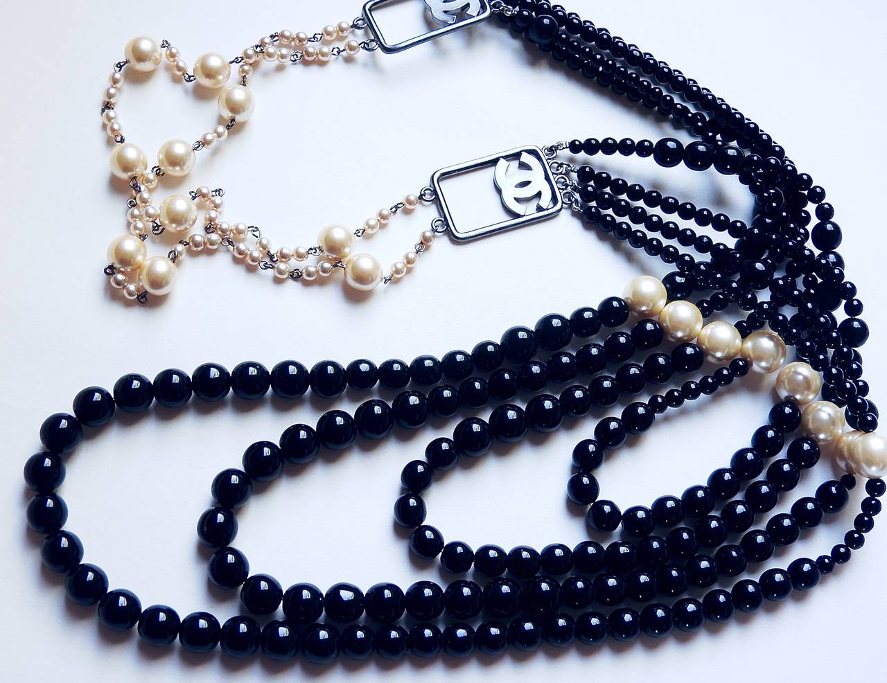 Women's PRISTINE 03P Chanel ✿*ﾟRUNWAY 4 STRANDS 2-WAY Black Glass Pearl Long Necklace For Sale