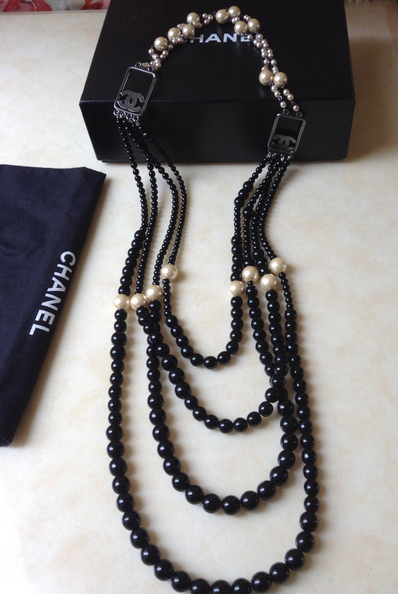 PRISTINE 03P Chanel ✿*ﾟRUNWAY 4 STRANDS 2-WAY Black Glass Pearl Long Necklace For Sale 1
