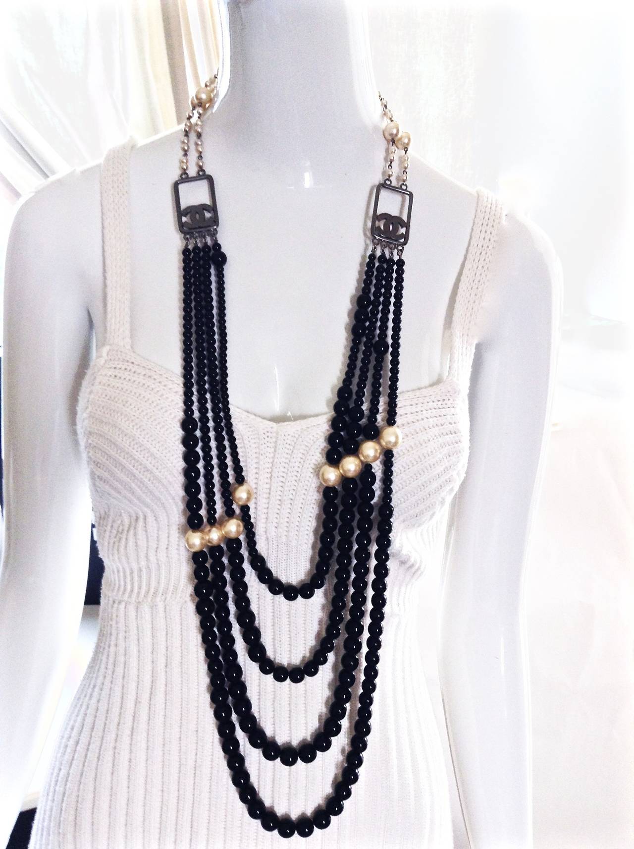 PRISTINE 03P Chanel ✿*ﾟRUNWAY 4 STRANDS 2-WAY Black Glass Pearl Long Necklace For Sale 5