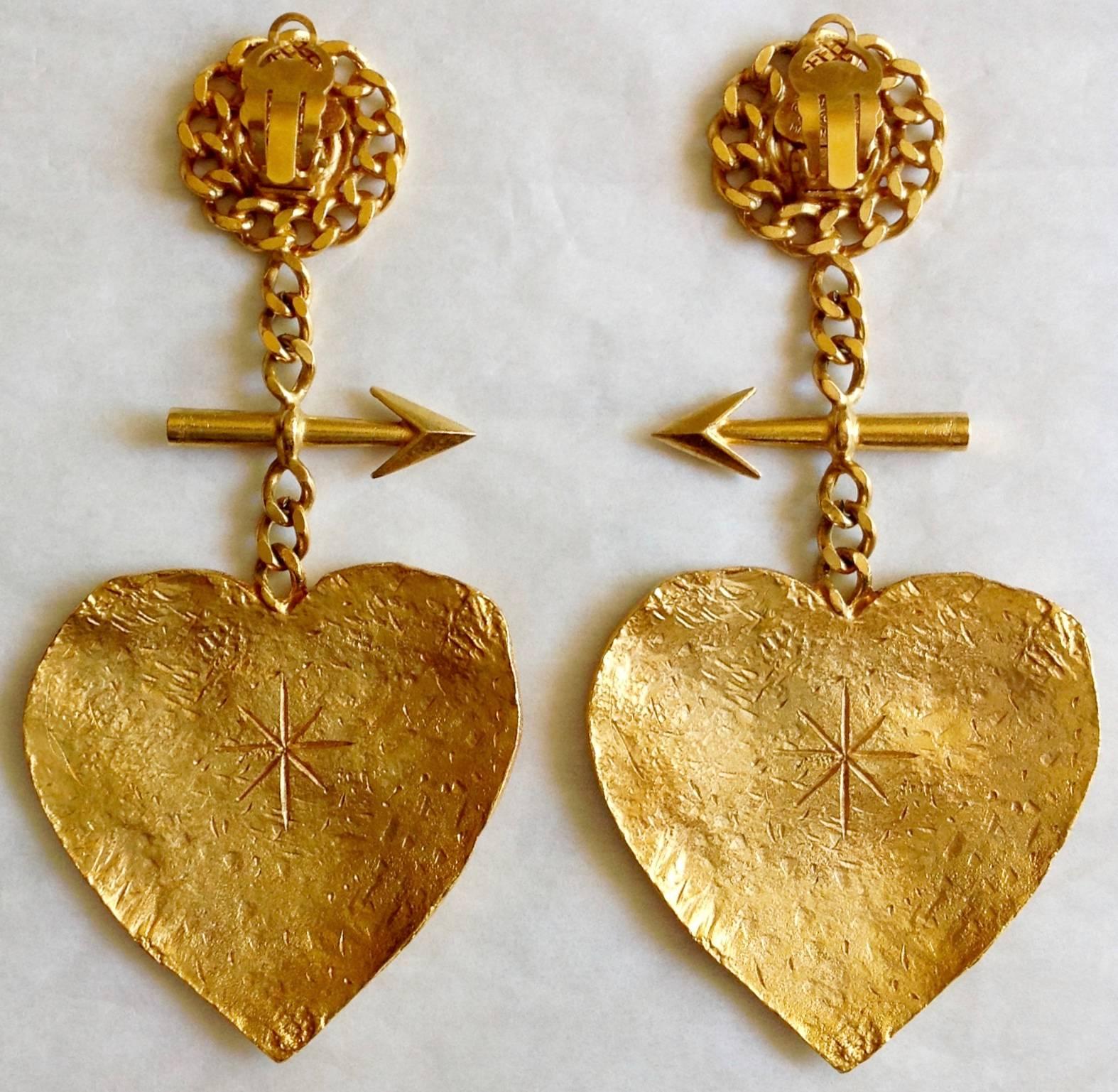 
THESE oversize shoulder long drop earrings are the most complete version of famous heart arrow series. 
 From 1993, one of the best year of Chanel costume jewellery history. 

 This complete and exquisite version is extremely rare. 
 In  EX