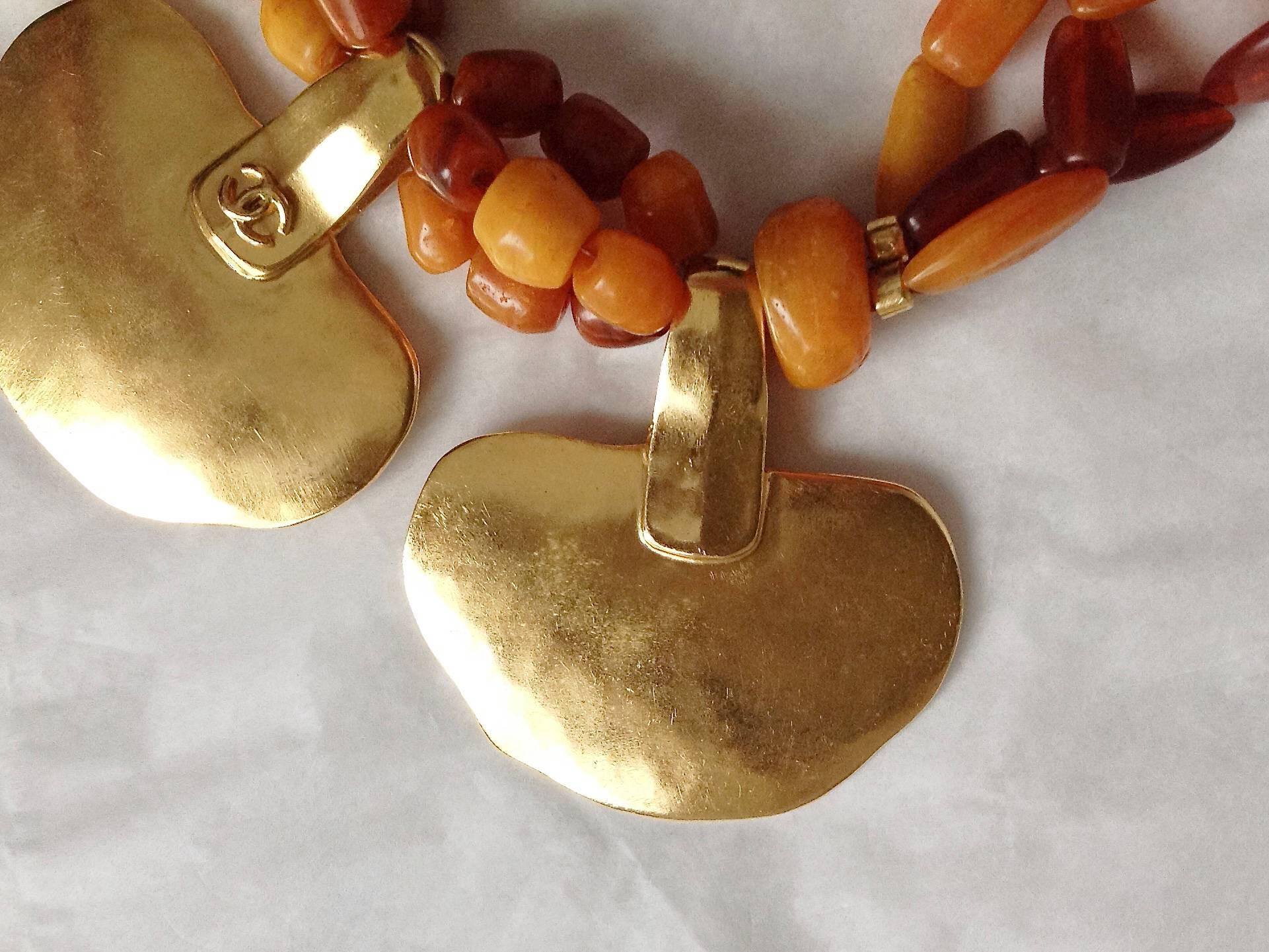 VINTAGE 98P Chanel ✿*ﾟ MASSIVE  Hammered Gold Plate Resin Amber 3-row  Necklace In Excellent Condition For Sale In KAOHSIUNG, TW