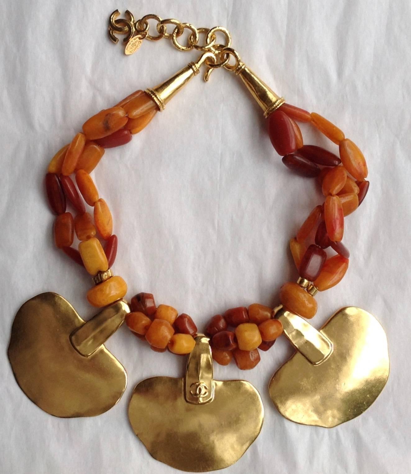 VINTAGE 98P Chanel ✿*ﾟ MASSIVE  Hammered Gold Plate Resin Amber 3-row  Necklace For Sale 2