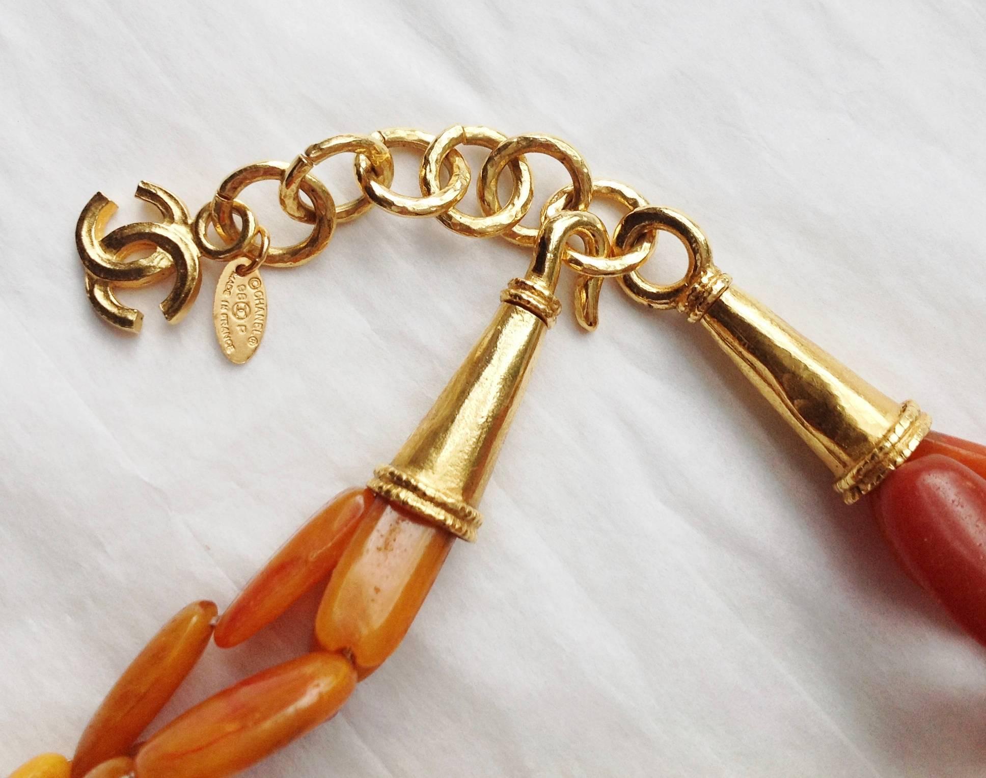 Women's VINTAGE 98P Chanel ✿*ﾟ MASSIVE  Hammered Gold Plate Resin Amber 3-row  Necklace For Sale