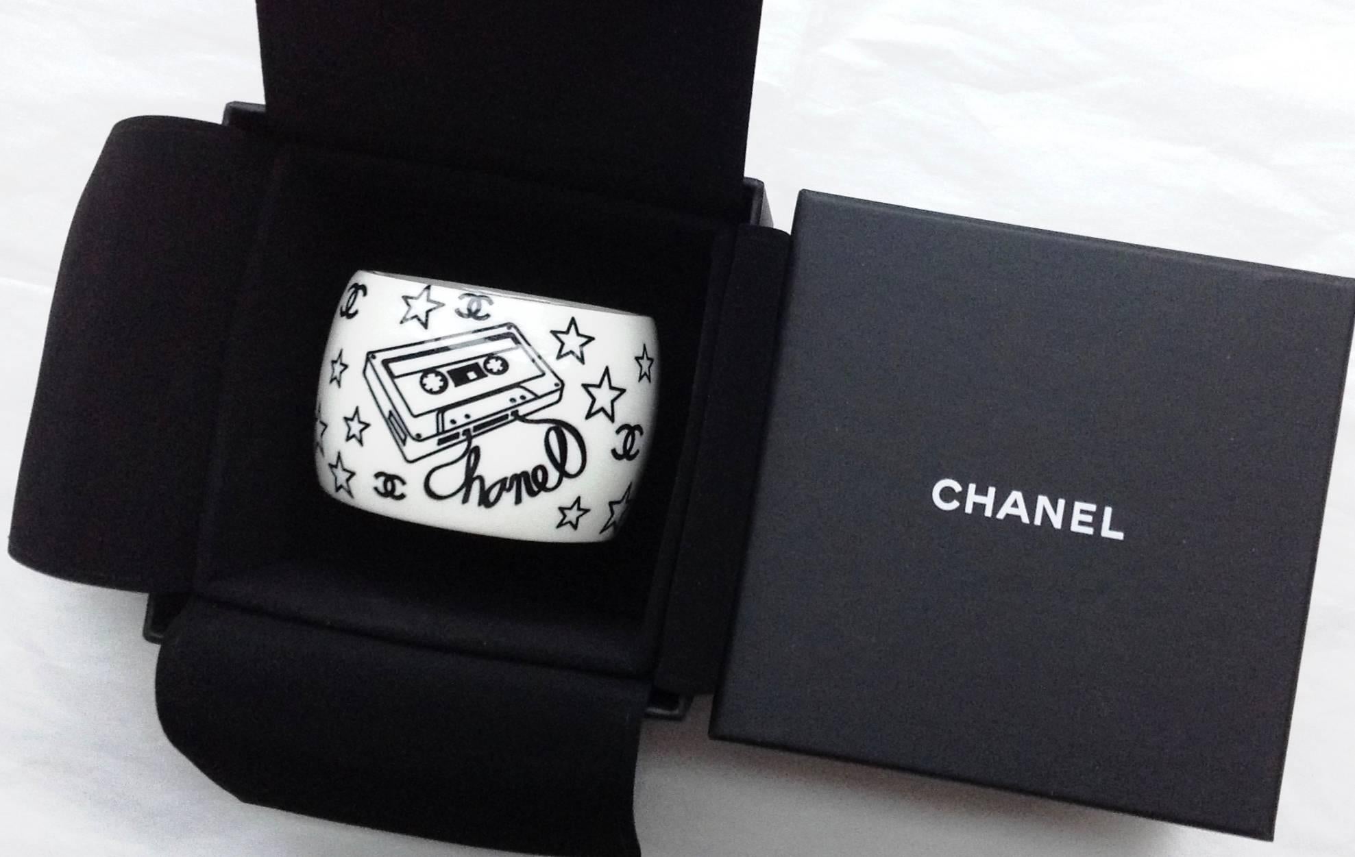 Chanel ✿*ﾟFAMOUS 04P POP CHIC Music Cassette Headphones Resin Bangle Cuff Brace In New Condition For Sale In KAOHSIUNG, TW