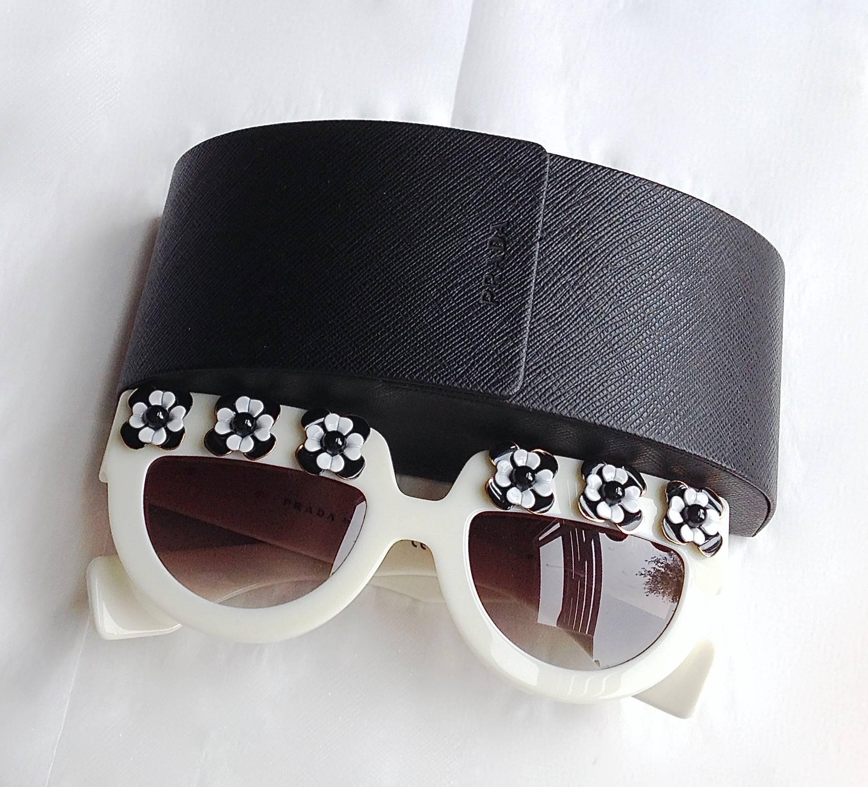 Authentic Prada 2012 runway handmade jewelled sunglasses. Adorned enamel glass flowers on bright ivory white frame. to make these sunglasses so chic and so fun !
Although they are not store fresh, but they never been worn in clean pristine