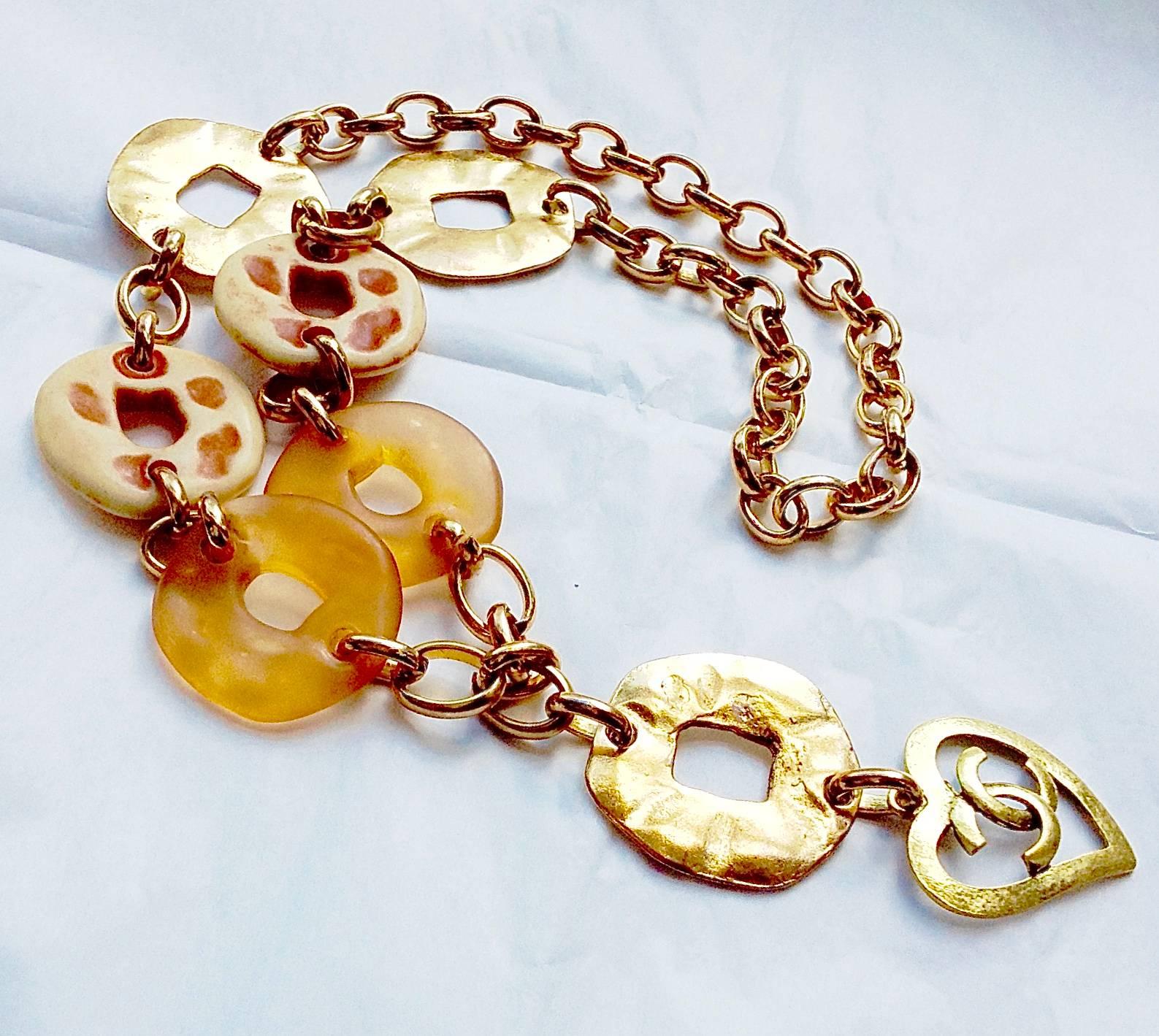 PRISTINE Vintage Chanel ✿*ﾟ HAMMERED Resin Donut Heart Pedant Drop Necklace For Sale 2