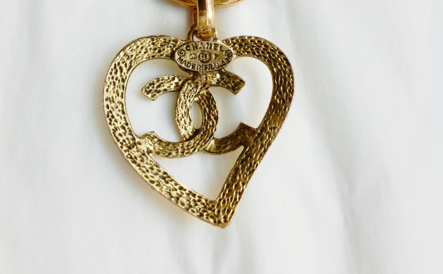 Women's PRISTINE Vintage Chanel ✿*ﾟ HAMMERED Resin Donut Heart Pedant Drop Necklace For Sale