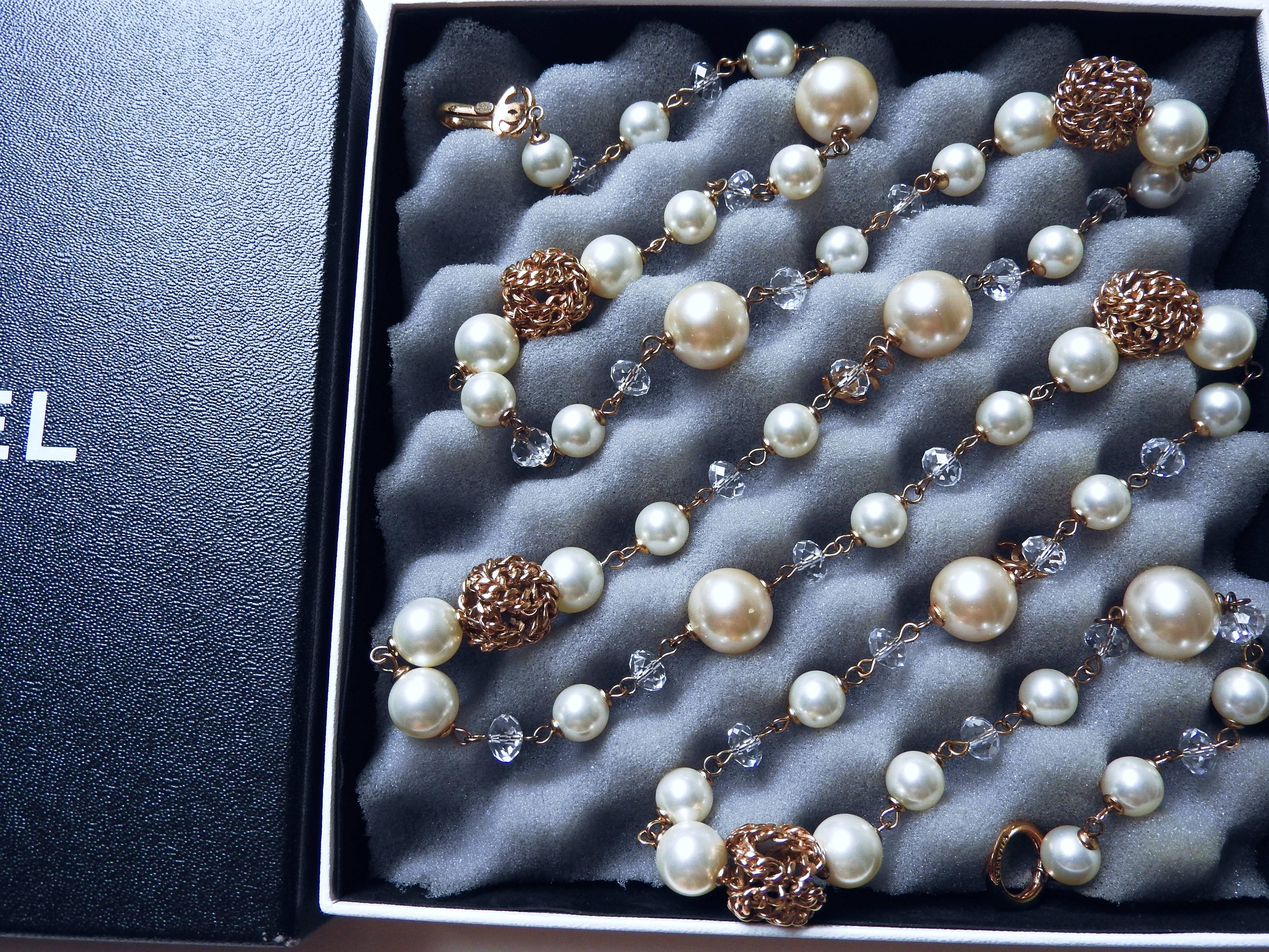 Chanel ✿*ﾟ Luscious LARGE CREAMY Glass Pearls Gold Nugget Crystals Necklace In Excellent Condition For Sale In KAOHSIUNG, TW