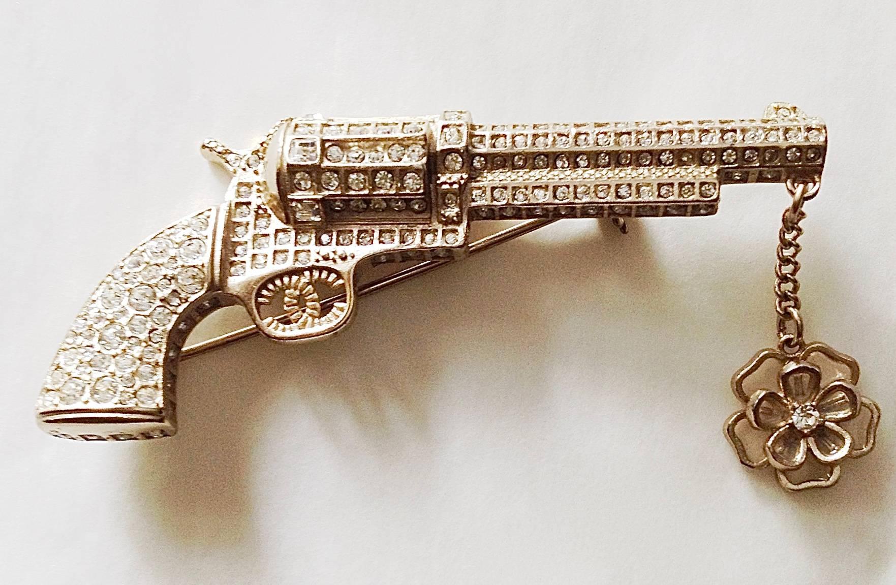 MINT Chanel  ✿*ﾟPARIS-DALLAS Beautiful Craftsmanship Jewelled Gun Pistol Brooch For Sale 3