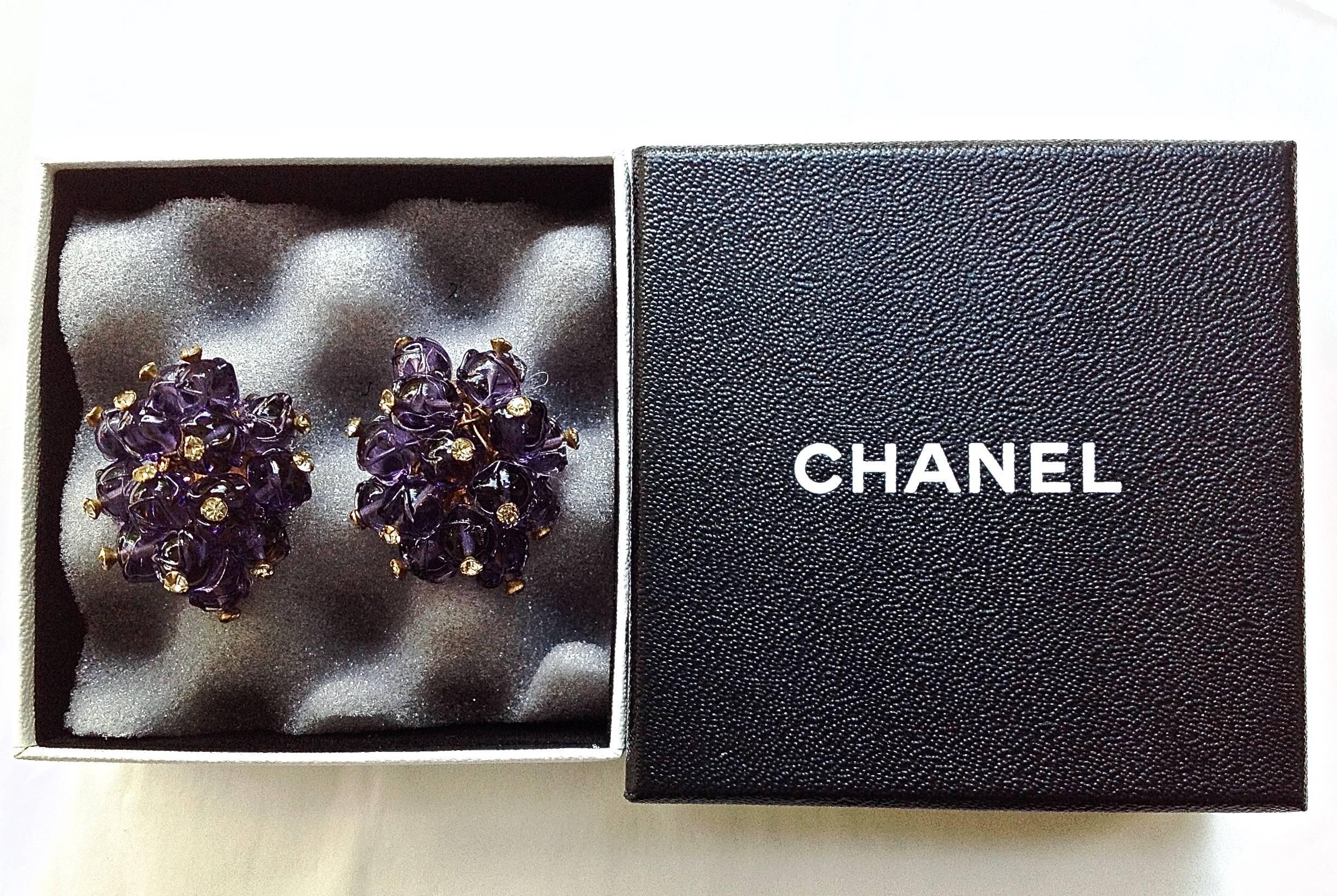 MINT Vintage ✿*ﾟChanel 94A purple Gripoix Cluster Glass Bead Crystal Earrings For Sale 1