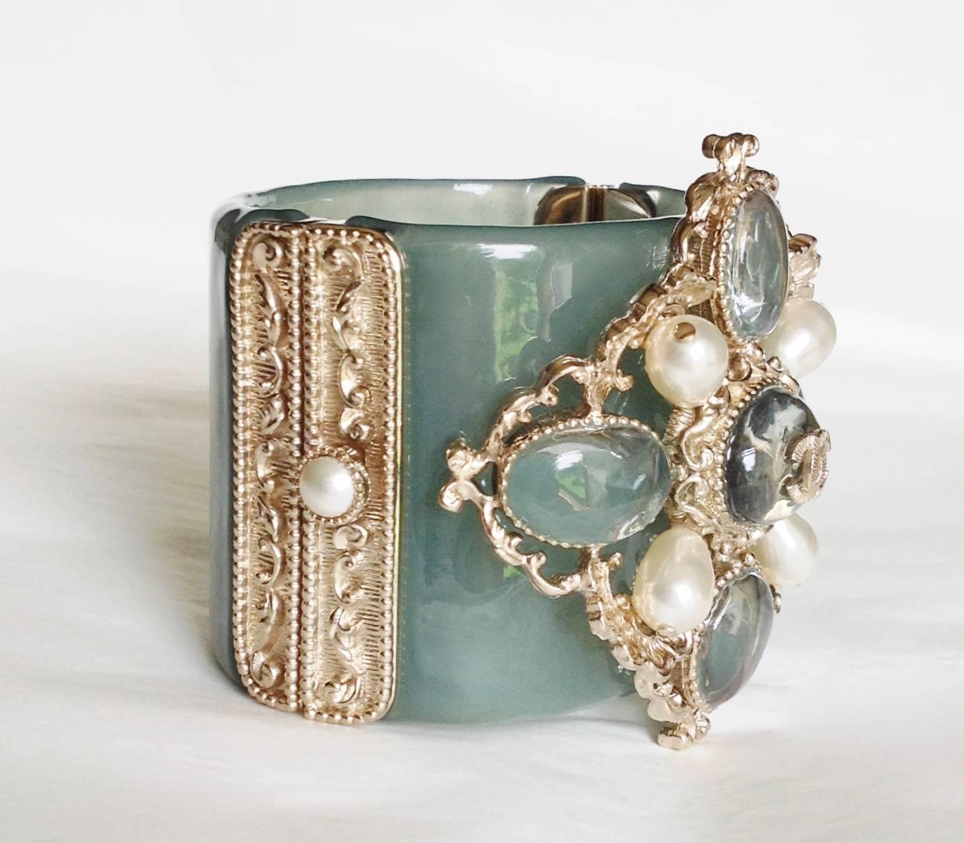 Women's or Men's NEW  Chanel ✿*ﾟ VERSAILLES Resin Gripoix Glass Pearl Bangle Cuff Bracelet