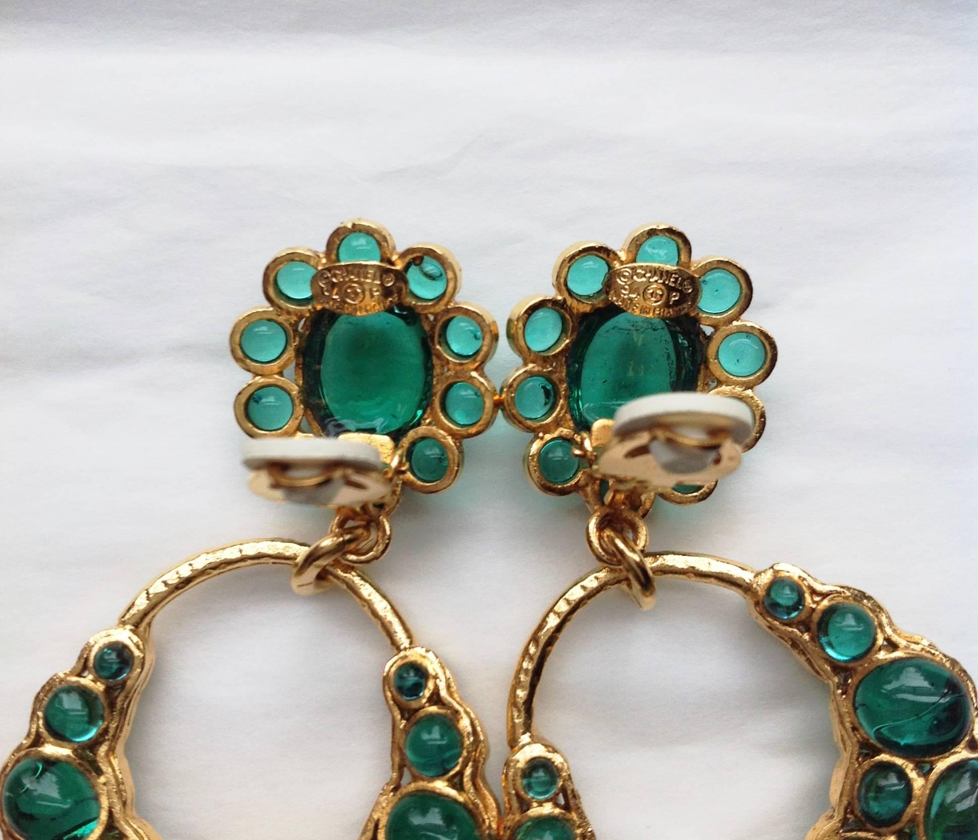 These oversized and two-sided Gripoix poured glass earrings are in the most beautiful green shade, pretty much like in Columbian emerald green.
 Comes from 94P, one of the best year of Chanel vintage jewellery history, and their very unique real