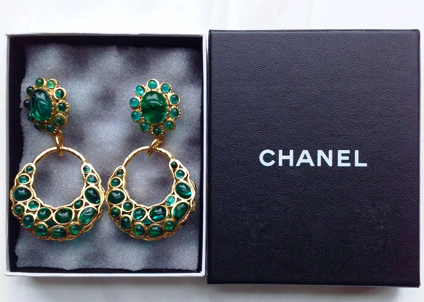 Women's or Men's VINTAGE ✿*ﾟ Chanel Oversized Pâte de verre Gripoix Green Glass Earrings