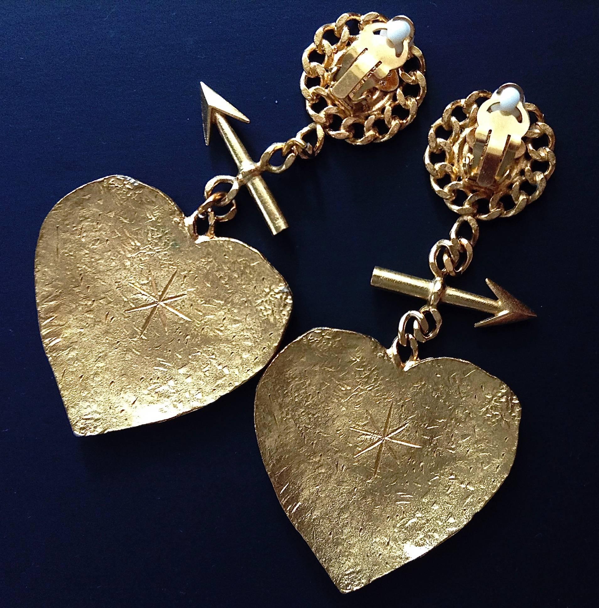THESE rare oversized earrings are complete version of this famous 93P arrow heart series.
  1993, one of the best year of Chanel costume jewellery history. 
  In EX long design and dangled with jumbo sized heart. Done with fun graffiti to the
