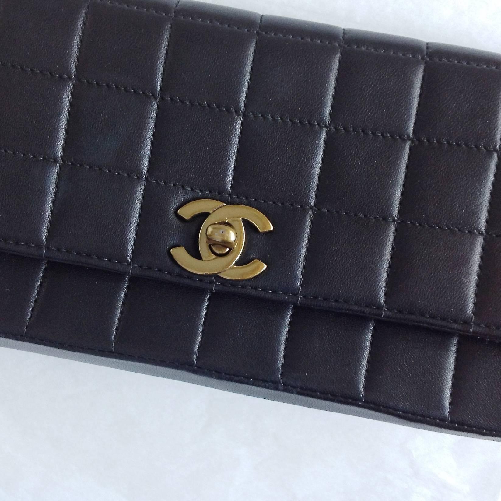 Vintage ✿*ﾟCHANEL BLACK Chain Gripoix Glass Pearl Lambskin Clutch Bag Handbag For Sale 2