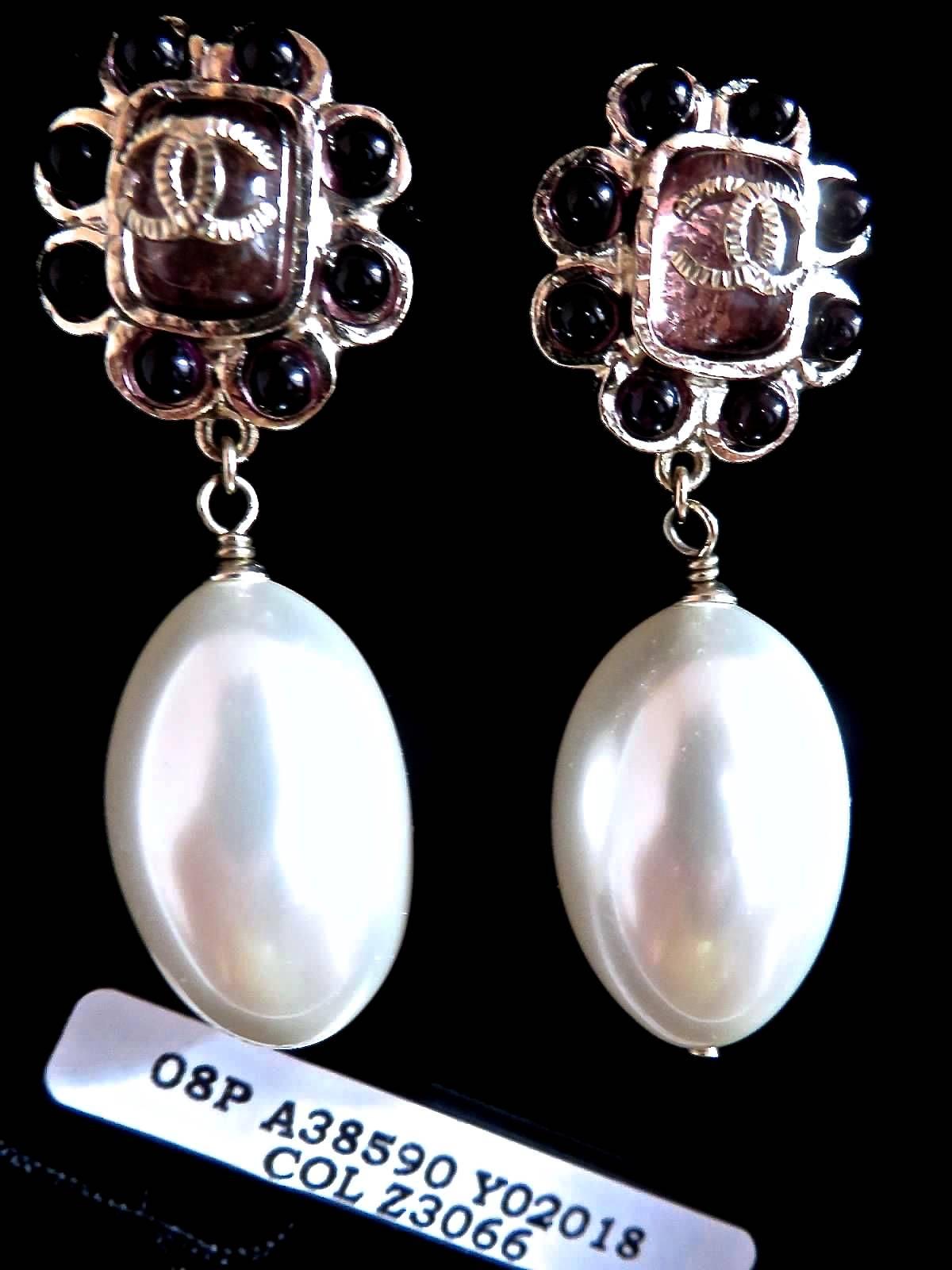 Chanel ✿*ﾟ *SO BEAUTIFUL*  Oversized Resin French Plum Coloured Pearl  Earrings  In Excellent Condition For Sale In KAOHSIUNG, TW