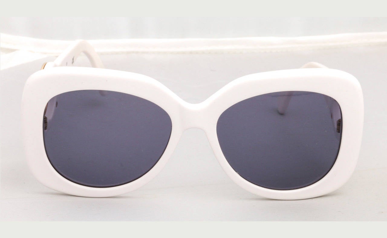 Chanel White Sunglasses with Gold CC In Good Condition In Chicago, IL