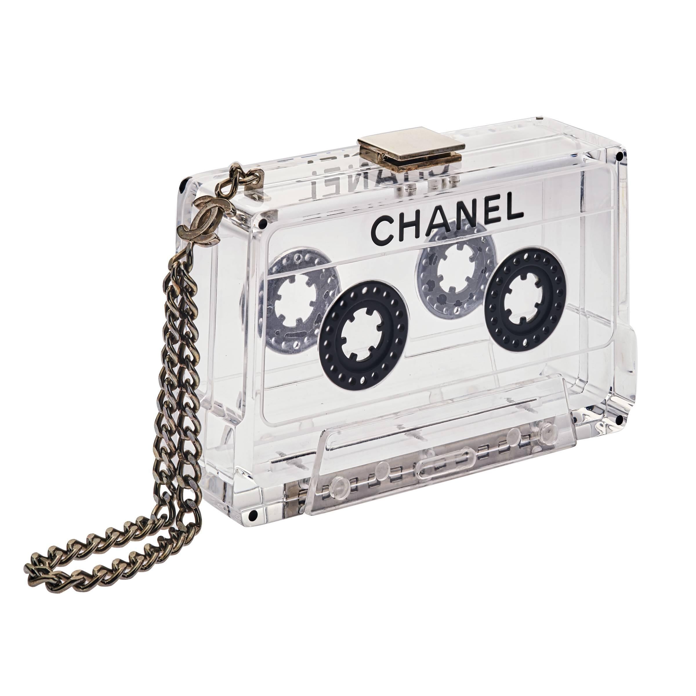 Sammlerstücke Chanel Cassette Wandteppich Clutch im Angebot