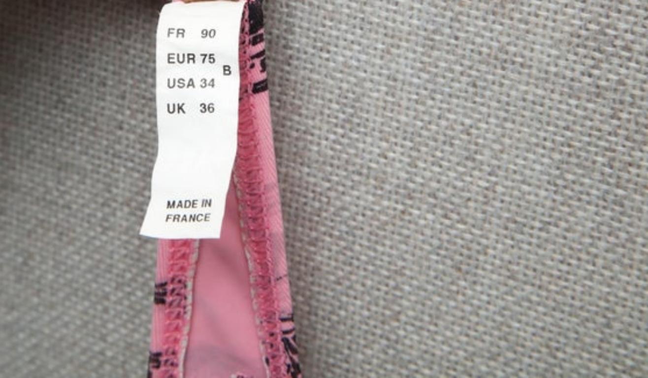 Äußerst seltener rosa Bikini mit Newspaper-Druck von John Galliano im Angebot 4