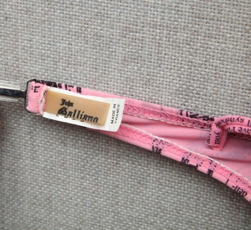 Äußerst seltener rosa Bikini mit Newspaper-Druck von John Galliano im Angebot 3