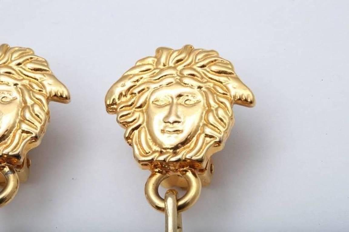 Gianni Versace Medusa Ohrringe in Schwarz/Gold für Damen oder Herren im Angebot