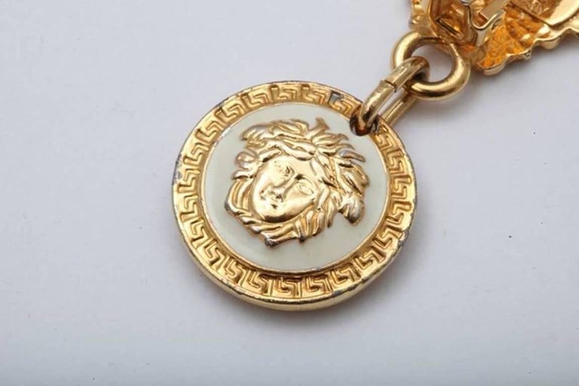 Gianni Versace Medusa Ohrringe in Schwarz/Gold im Angebot 3