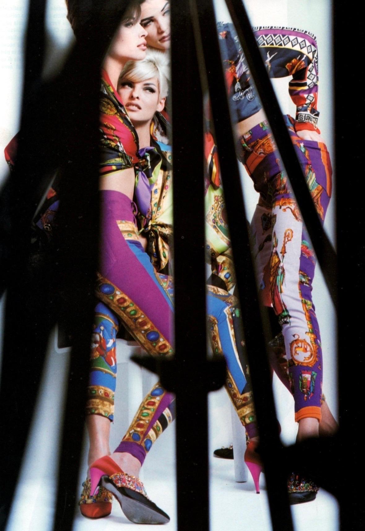 F/W 1991 Gianni Versace Lila Multicolor Edelsteinfarbene Denimhose mit Barockdruck und Barockdruck Damen im Angebot
