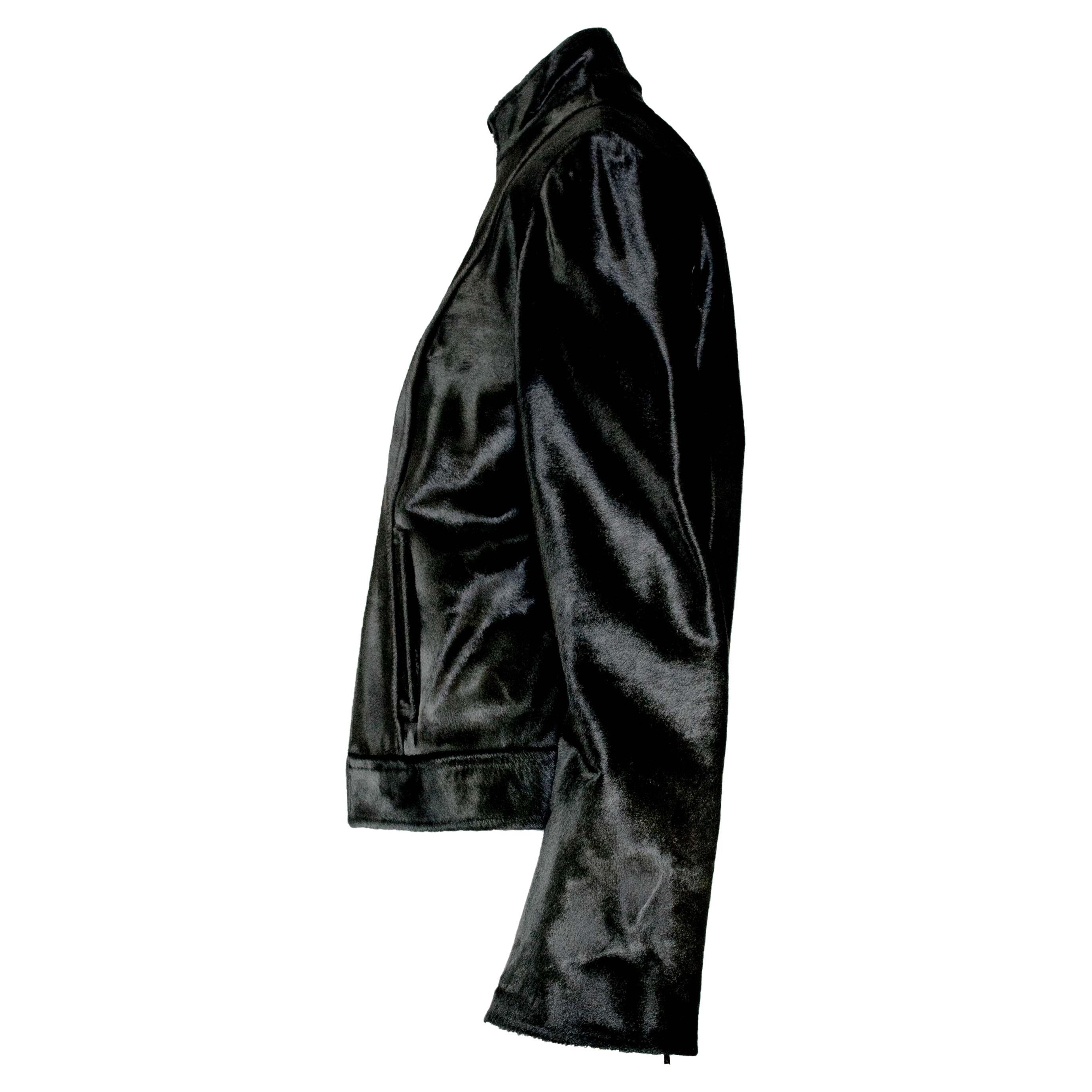 Er präsentiert eine Gucci by Tom Ford Ponyhaarjacke in dunklem Olivgrün für die Saison 1997. Diese Jacke ist mit luxuriösem, glänzendem, tiefgrünem Ponyhaar überzogen und innen mit weichem Leder besetzt. Diese 