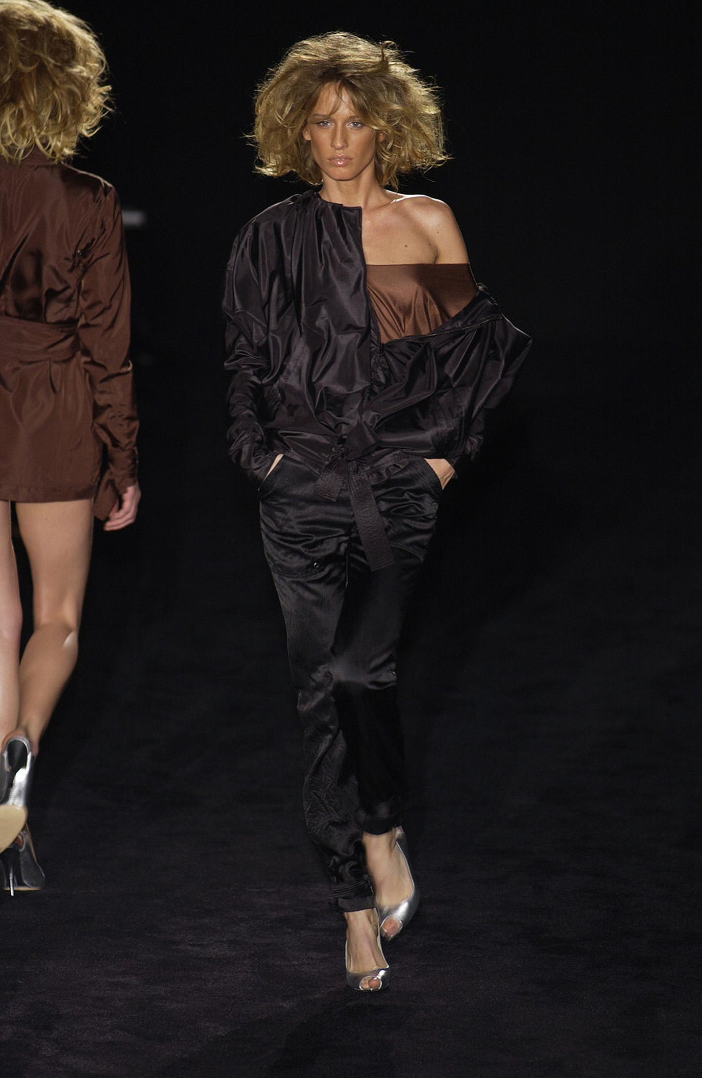 Présentation d'un pantalon large en taffetas de soie noire Gucci, dessiné par Tom Ford. Issu de la collection printemps/été 2003, un pantalon similaire a fait ses débuts sur le défilé de la saison dans le look 7, porté par Natasa Vojnovic.