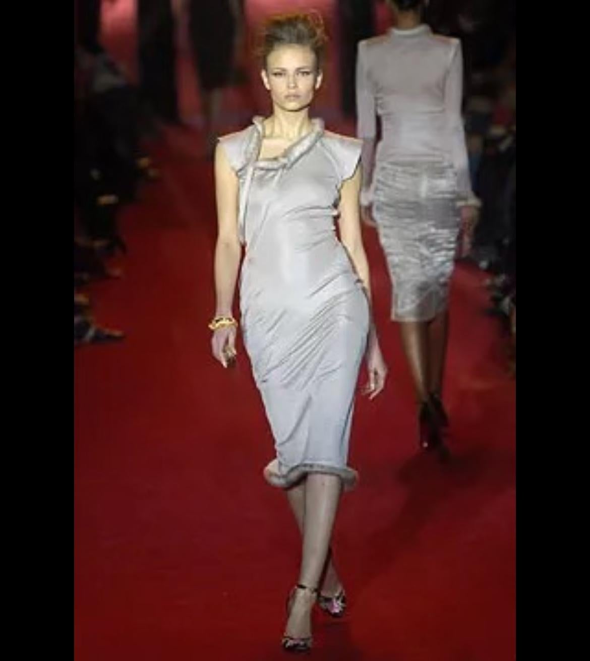 Ich präsentiere ein fabelhaftes schwarzes, gestepptes Yves Saint Laurent Rive Gauche Midikleid, entworfen von Tom Ford. Ein ähnliches Kleid aus der Herbst/Winter-Kollektion 2004 wurde auf dem Laufsteg der Saison als Look 26 von Natasha Poly