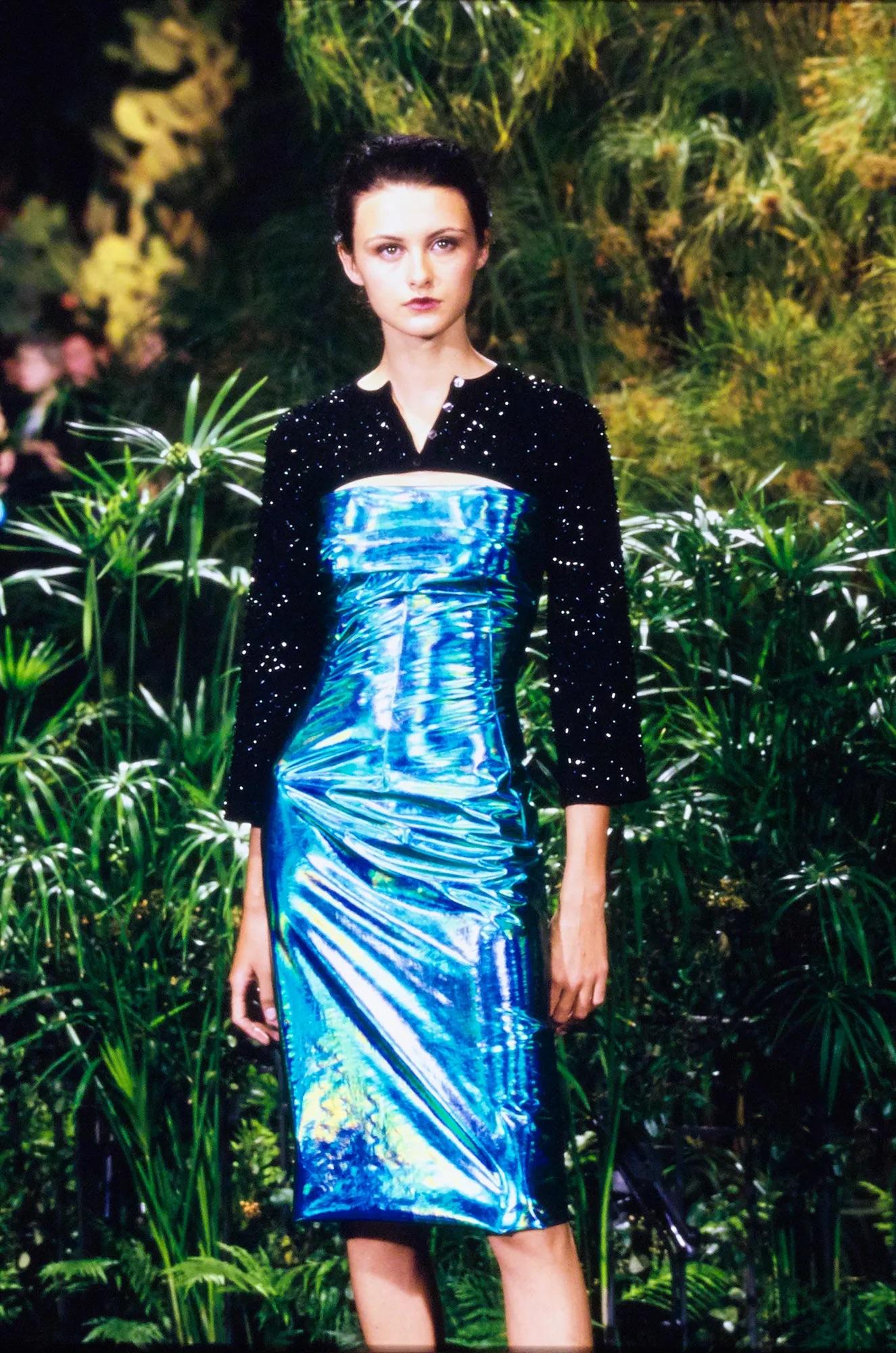 Issu de la collection printemps-été 1999 de Dolce & Gabbana, ce cardigan noir ultra-court est entièrement orné de perles et de paillettes ton sur ton. Dotée d'une encolure haute, d'un bouton sur le devant et de manches longues, cette pièce de