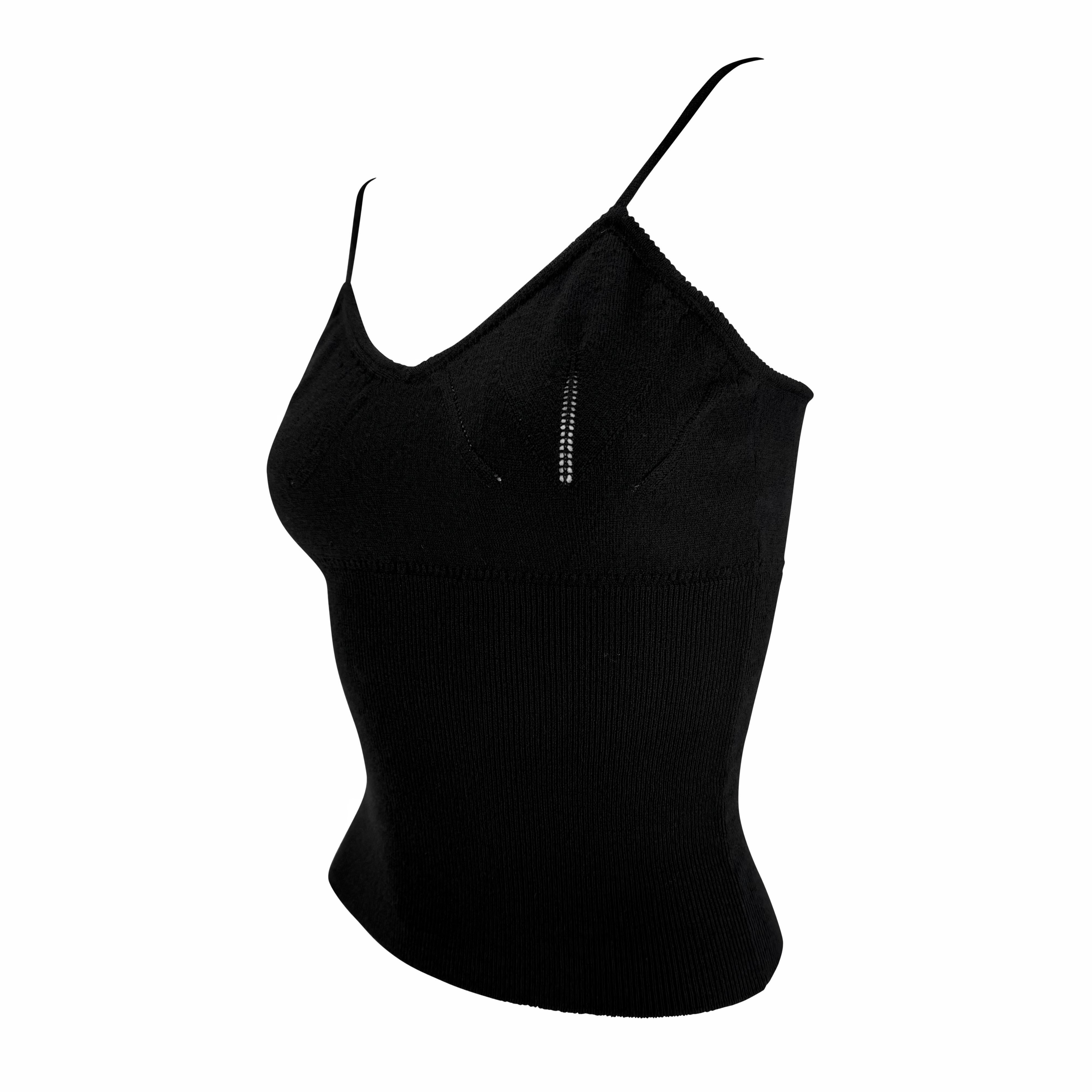 Dagli anni 2000, questa canotta in maglia nera di Dolce & Gabbana presenta una silhouette bodycon con sottili dettagli traforati lungo il busto. Il design è caratterizzato da spalline sottili, vita a costine e una forma morbidamente scolpita che