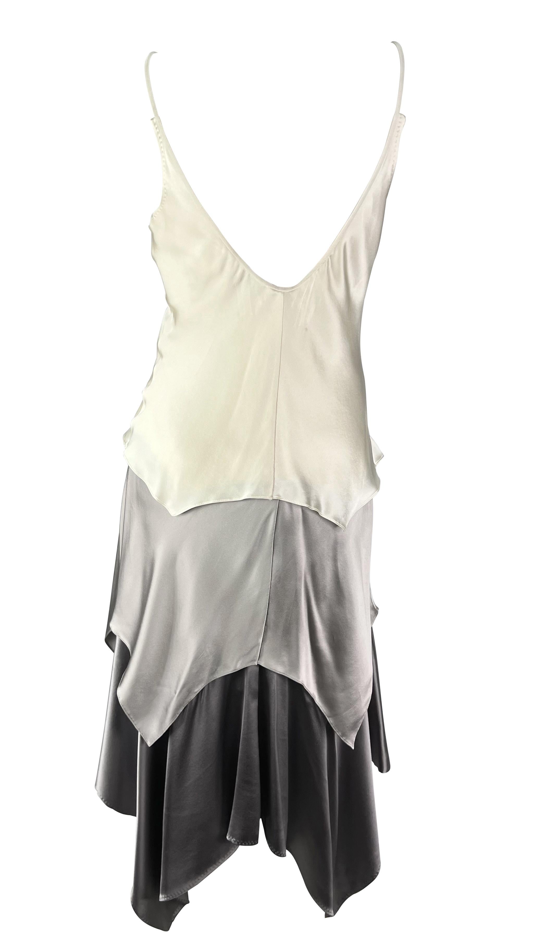 Donna P/E 2004 Yves Saint Laurent by Tom Ford: maxi abito in raso color crema argentato in passerella in vendita