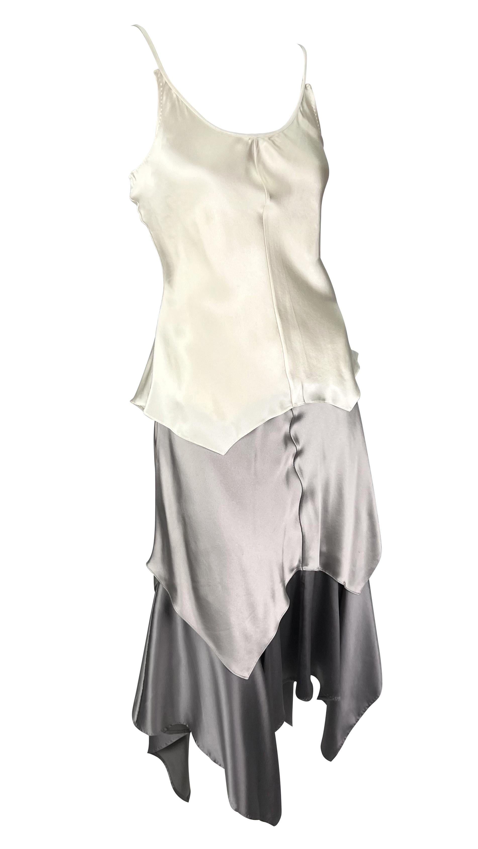 P/E 2004 Yves Saint Laurent by Tom Ford: maxi abito in raso color crema argentato in passerella in vendita 2
