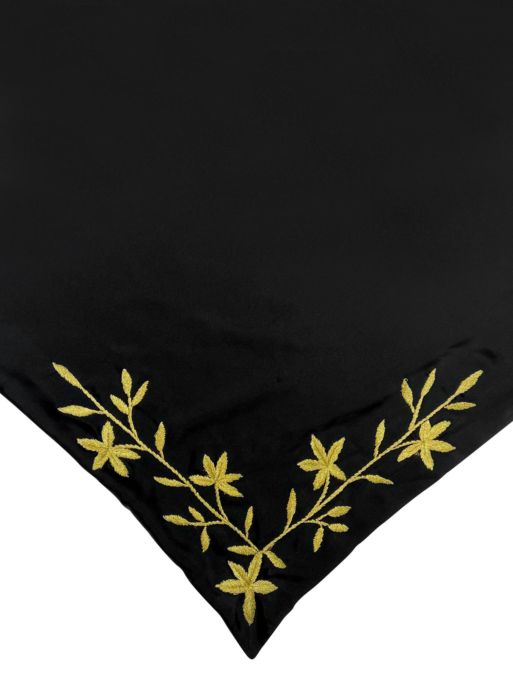 De las mujeres S/S 1998 Dolce & Gabbana Pasarela Bordado Oro XL Pañuelo Triángulo Negro en venta