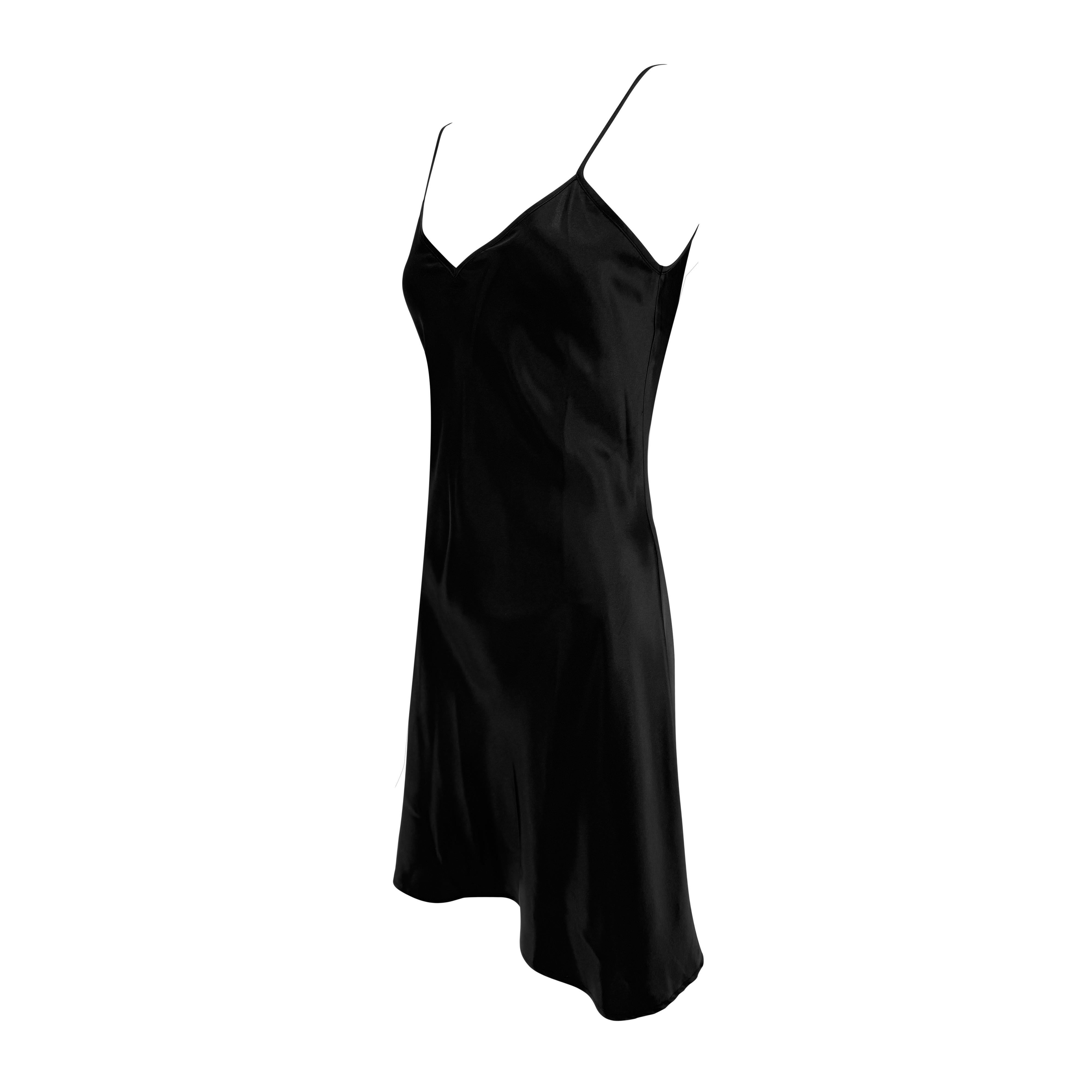 Datant des années 1990, cette robe miniature en satin noir de Sonia Rykiel est d'un chic sans effort. Ce modèle présente des bretelles délicates, une douce encolure en V et une silhouette fluide qui s'évase subtilement à l'ourlet.

Mesures