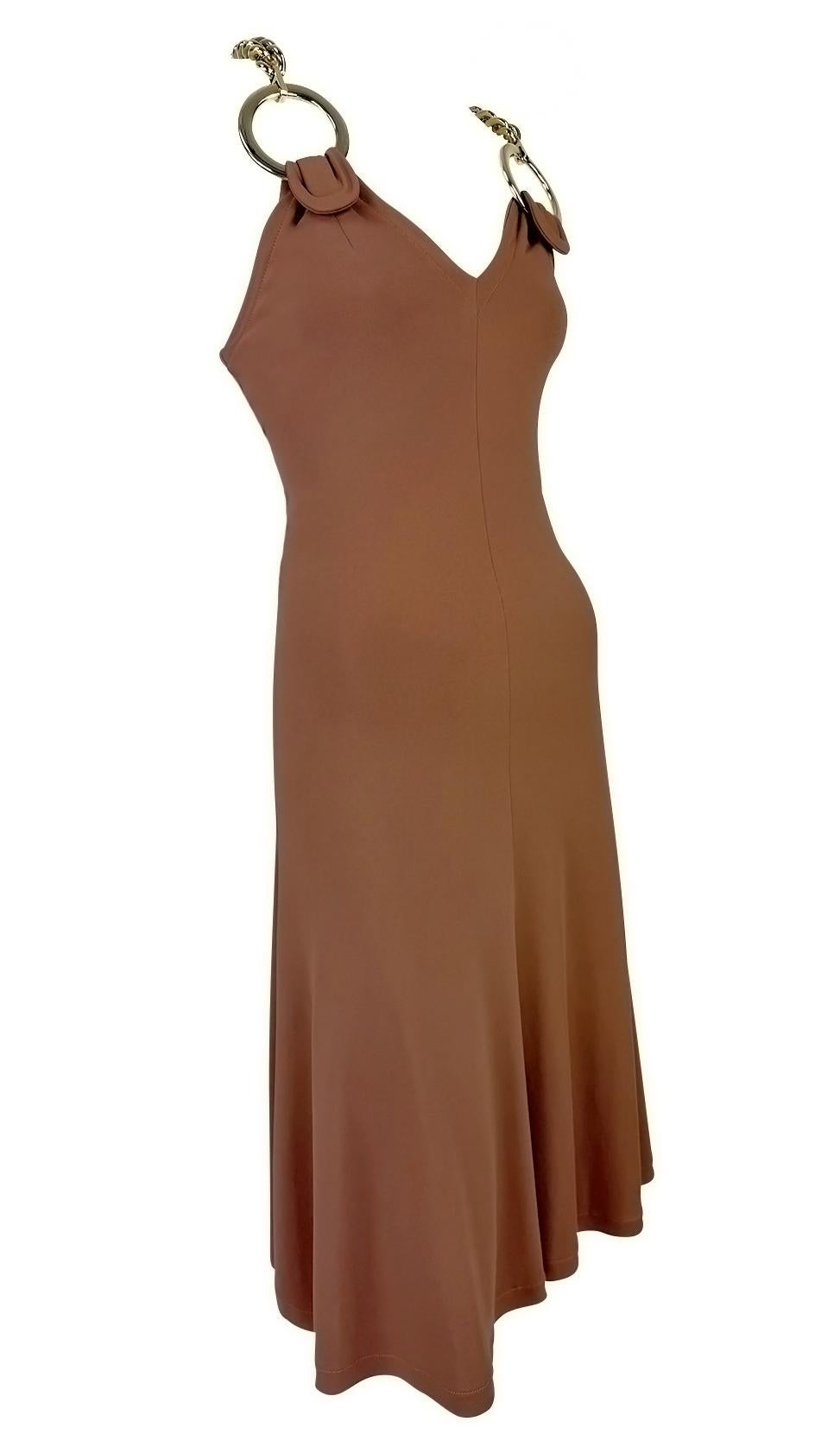 Dieses braune Kleid von Dolce & Gabbana aus der Mitte der 2000er Jahre zeichnet sich durch übergroße goldfarbene Ketten an den Schultern aus, die die Träger bilden. Es ist aus Stretchmaterial gefertigt, hat ein tailliertes Mieder, einen V-Ausschnitt