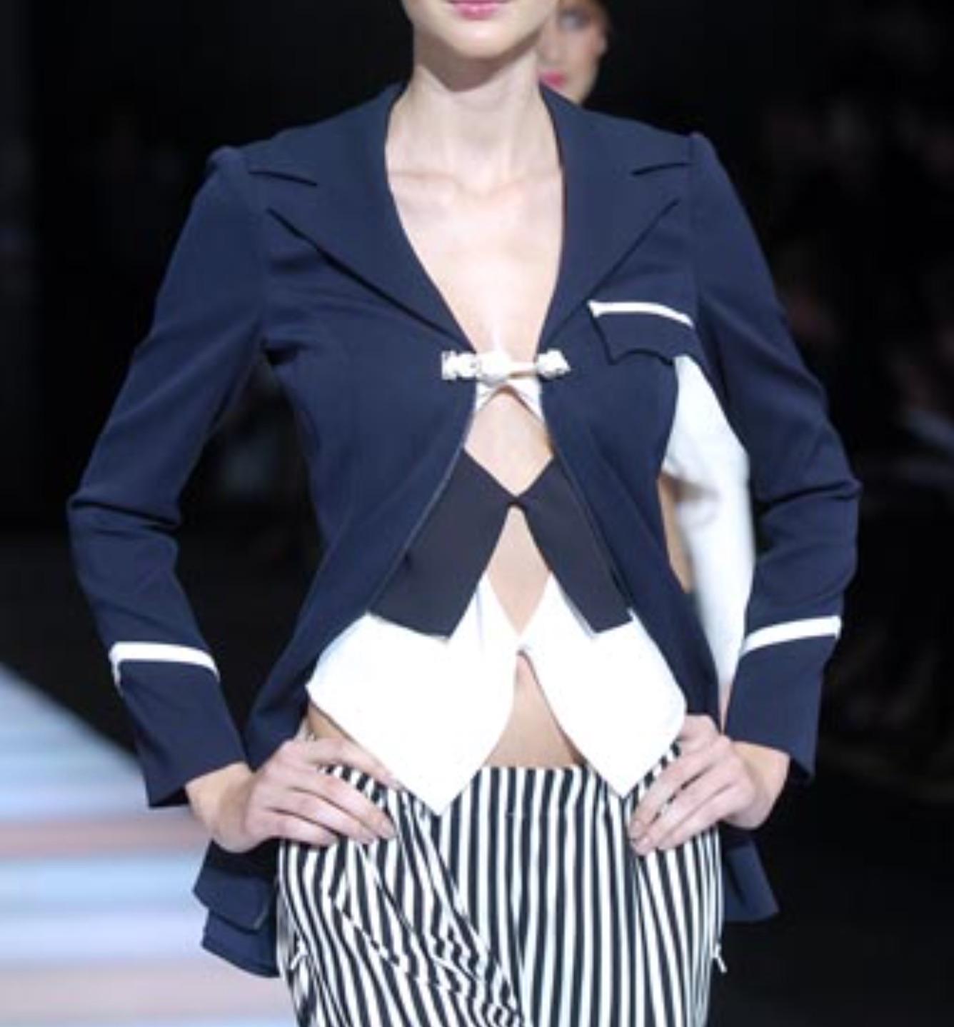 S/S 2004 Giorgio Armani Runway Tiered Off-White Navy Backless Silk Top (Top de soie dos nu) Excellent état - En vente à West Hollywood, CA