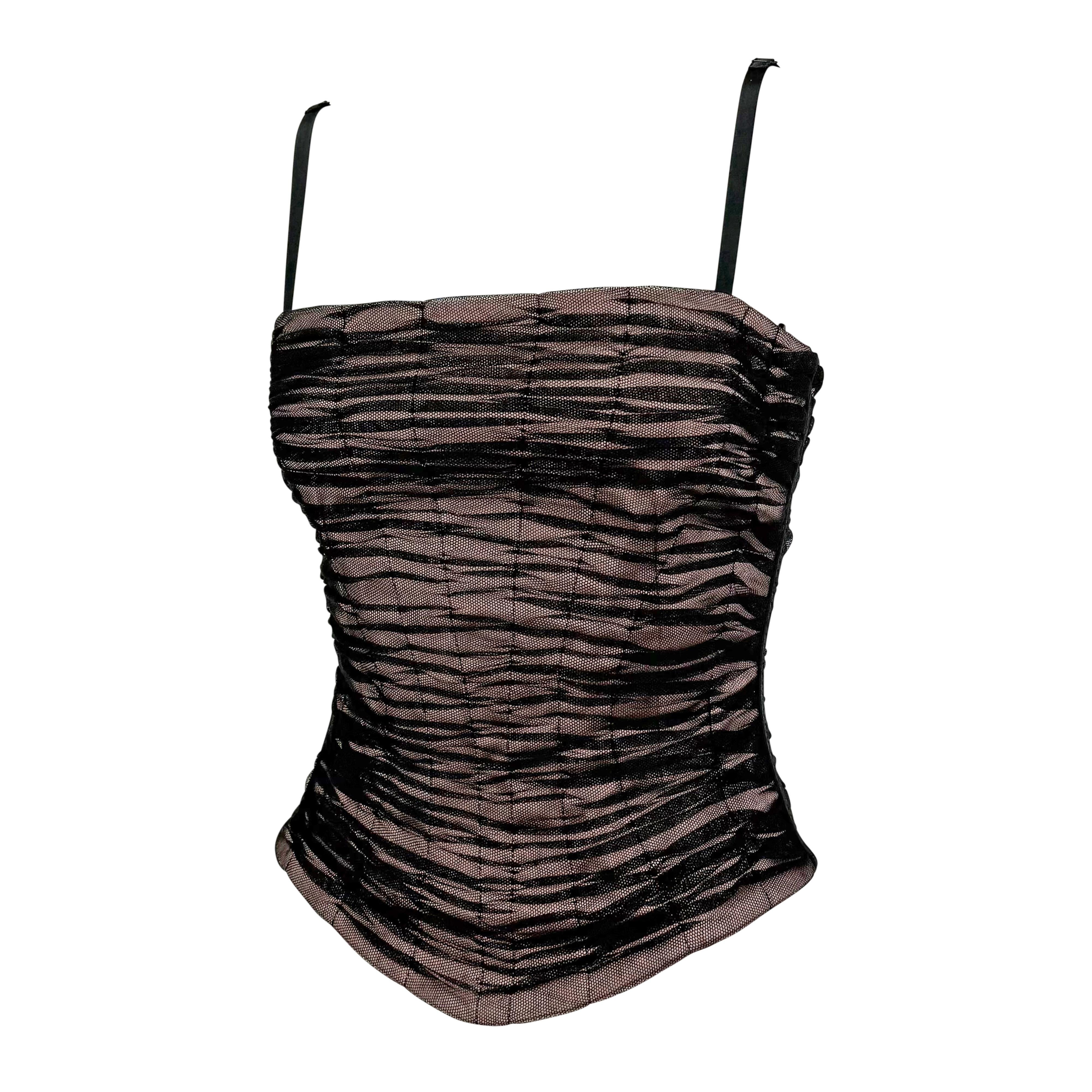 Datant des années 2000, ce top bustier mauve Dolce &New présente une silhouette en sablier et des arêtes internes pour la structurer. Ce modèle est doté d'une superposition de tulle noir ruché, de fines bretelles réglables et d'une fermeture à