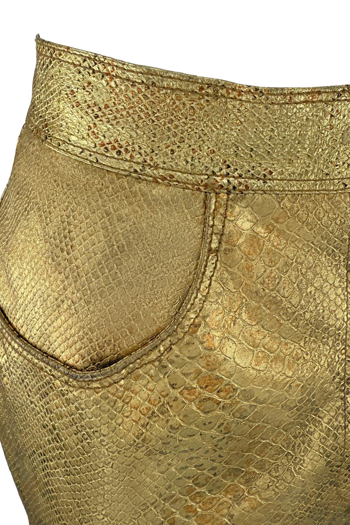 De los años 90, estos pantalones Emanuel Ungaro están confeccionados en piel metalizada dorada con un atrevido motivo de piel de serpiente. Con cintura alta y pernera cónica. 

Medidas aproximadas:
Talla - 6
Cintura: 25
Caderas: 34