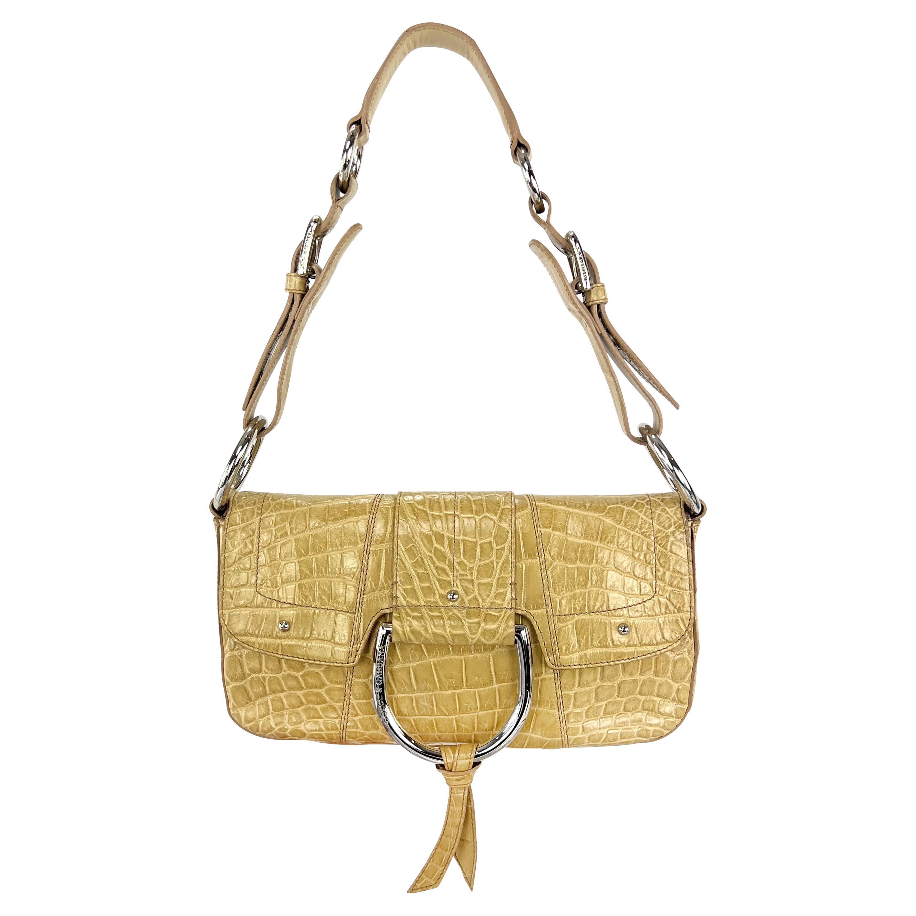 2004 Dolce & Gabbana Medium Umhängetasche aus echtem Krokodil in Hellbraun mit großem Ring und Klappe im Angebot