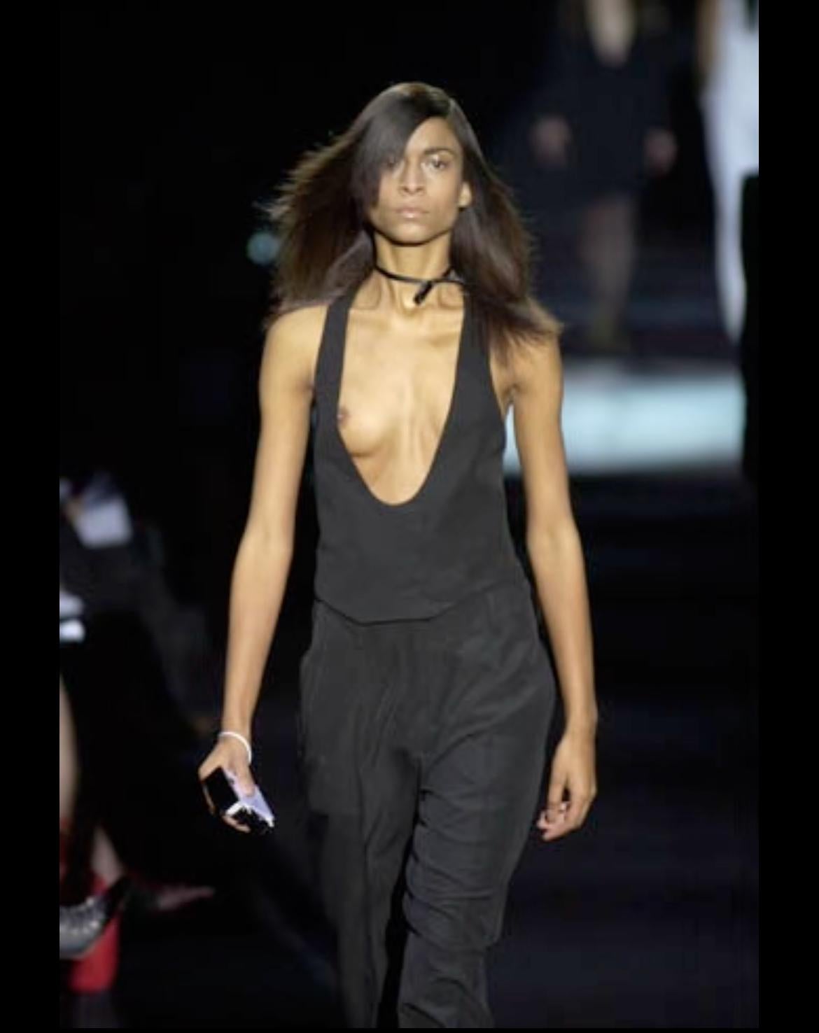 Nous vous présentons un superbe gilet noir Yves Saint Laurent Rive Gauche, dessiné par Tom Ford. Issu de la première collection de Ford chez YSL, ce top de la collection printemps-été 2001 a été présenté sur le podium dans le look 5. Ce haut