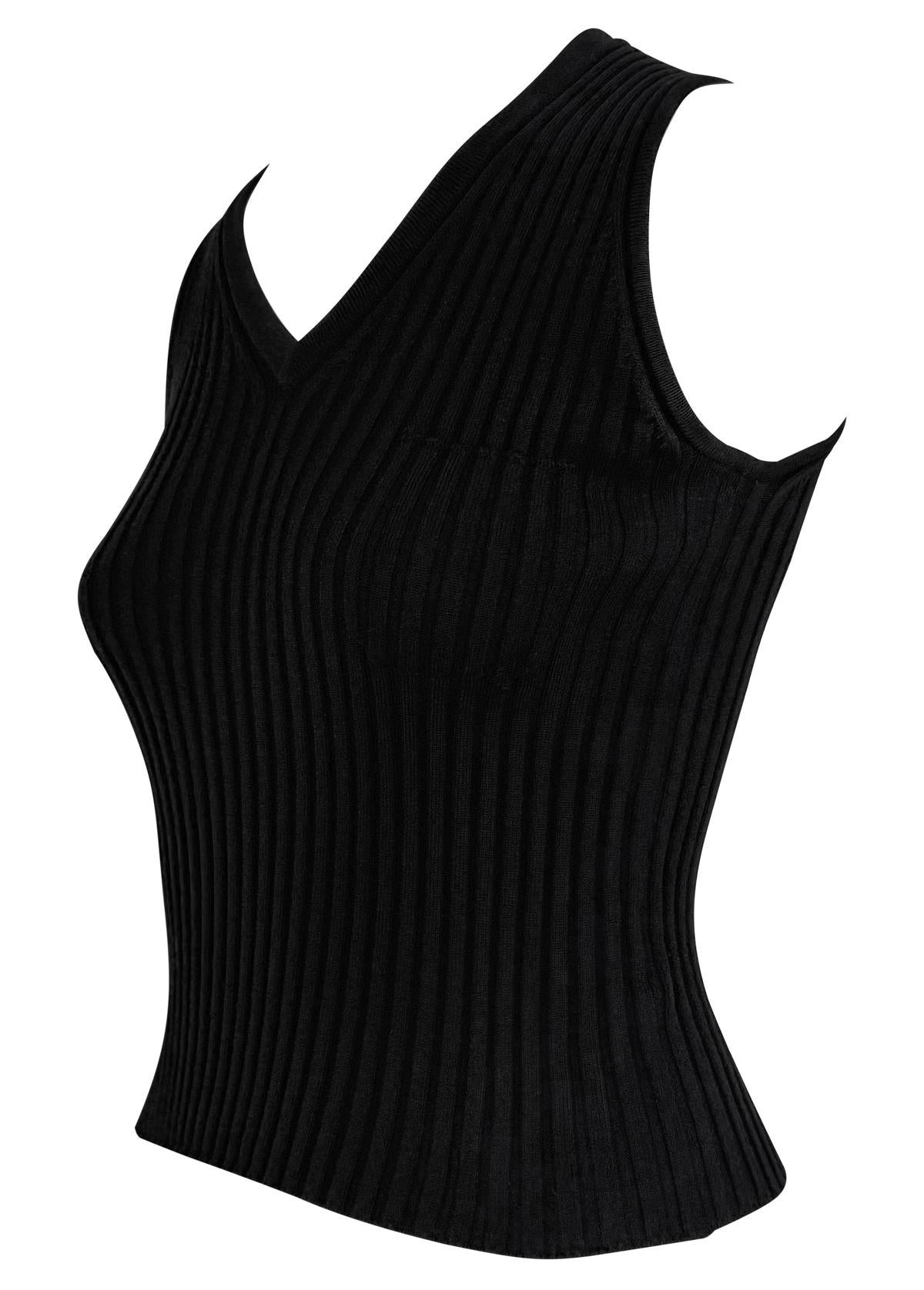 Issu de la collection Chanel automne/hiver 2001 de Karl Lagerfeld, ce top noir sans manches est confectionné dans une maille finement côtelée qui épouse le corps et présente une encolure en V. Une poche discrète se trouve sur le côté gauche de la