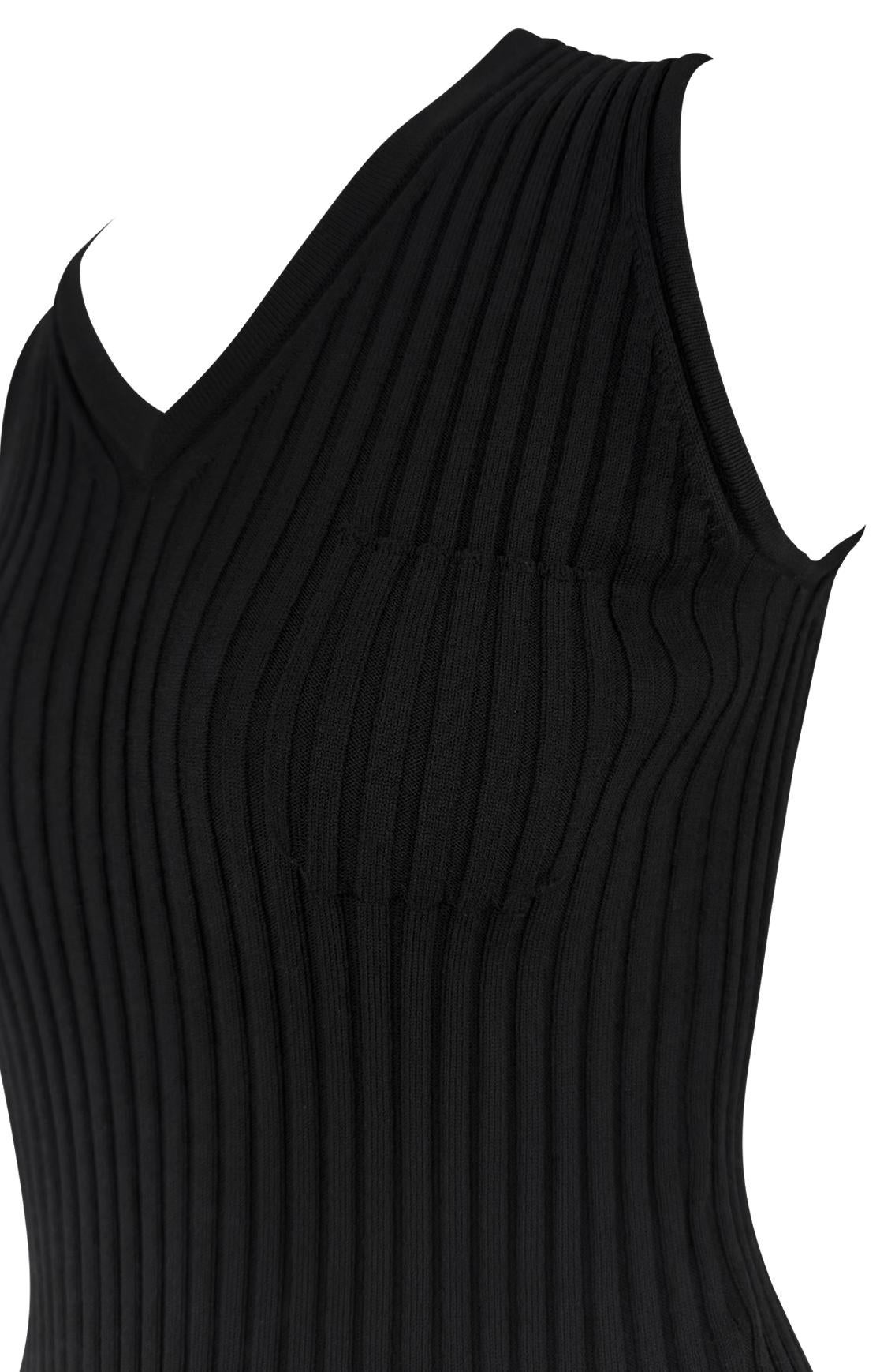 Noir F/W 2001 Chanel by Karl Lagerfeld Top à col en V sans manches en tricot côtelé noir en vente