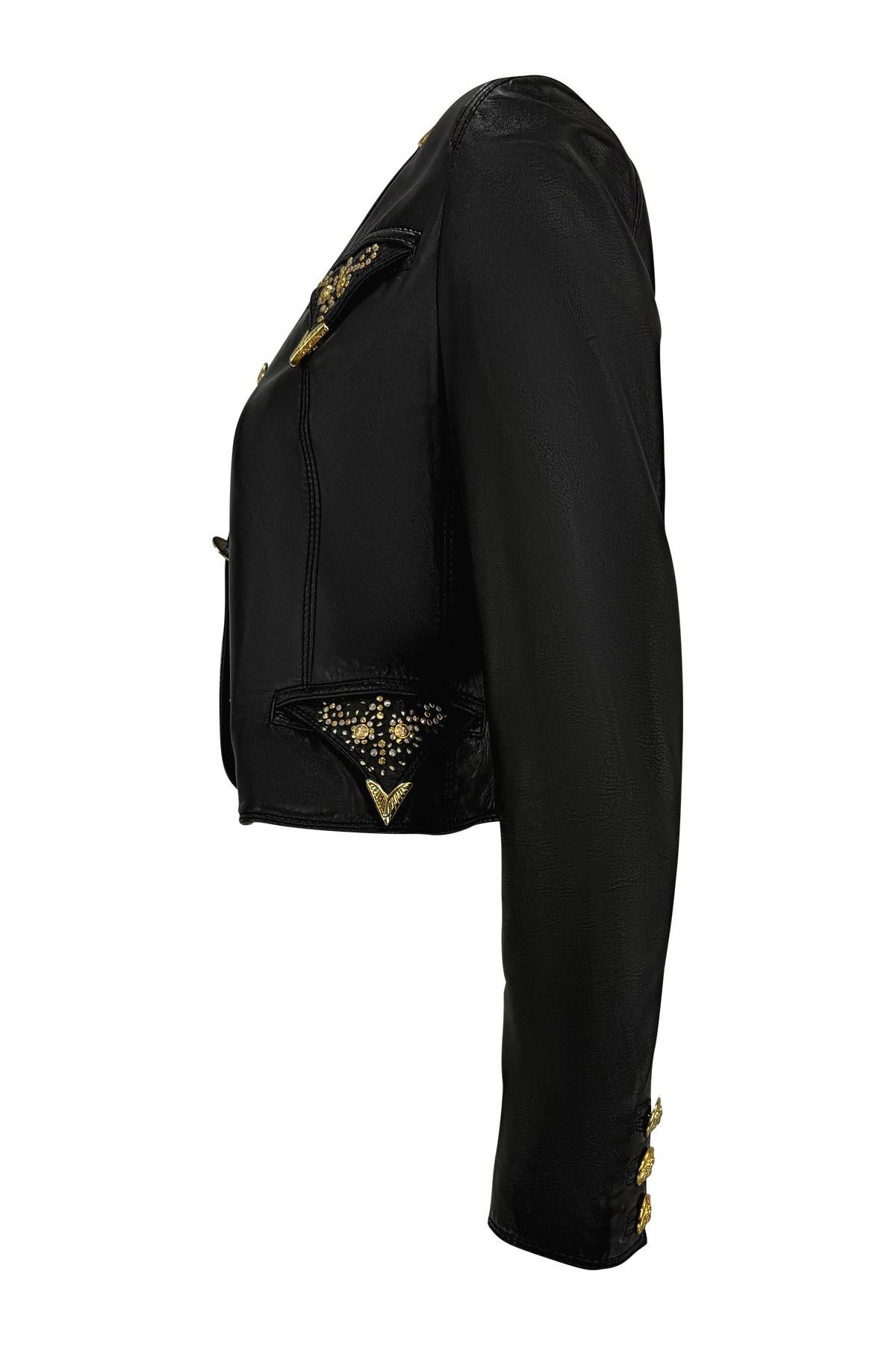 F/W 1992 Gianni Versace Goldbeschlagene Medusa Schwarzes Leder Gekürzte Jacke Damen im Angebot