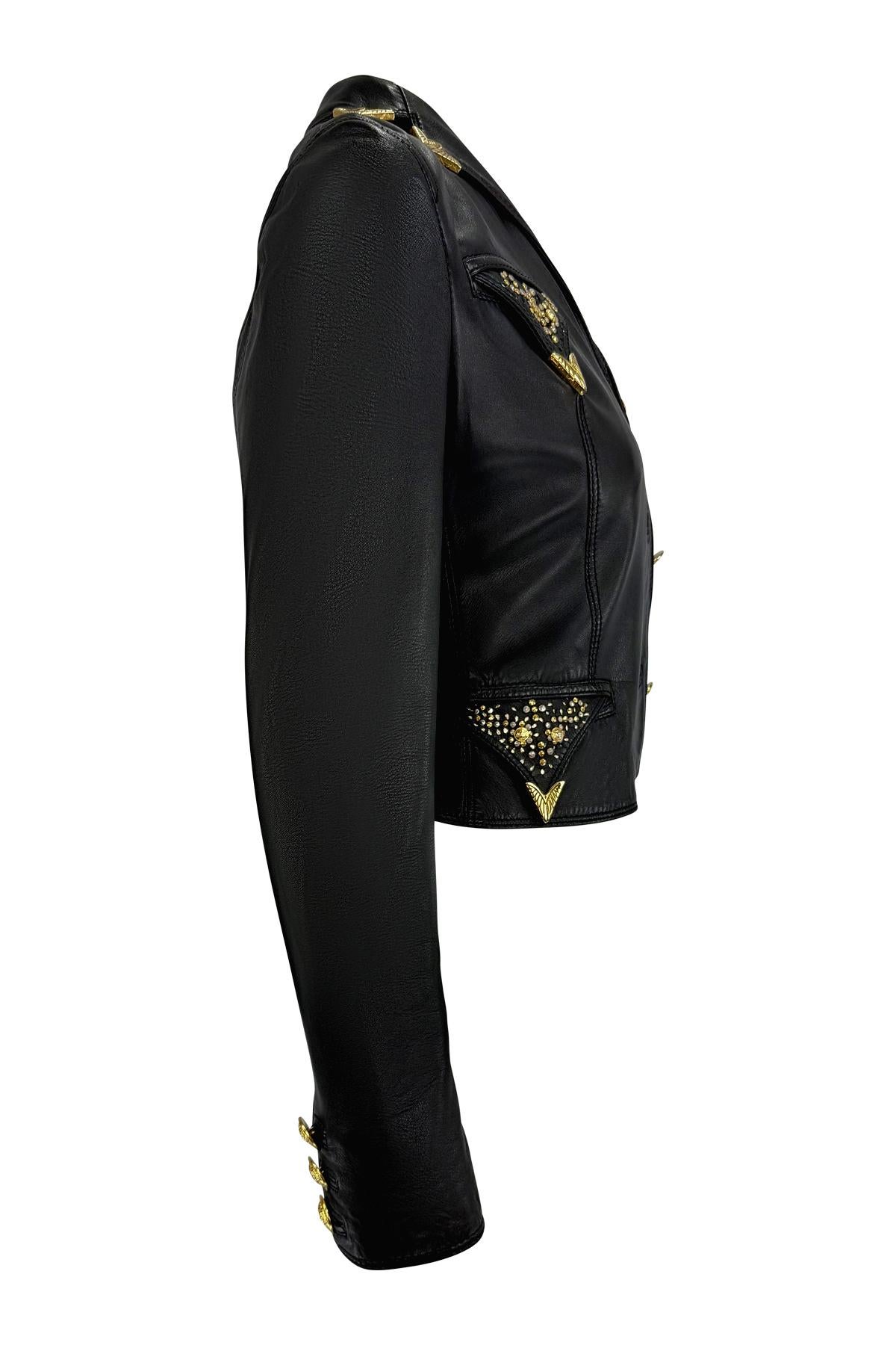 F/W 1992 Gianni Versace Goldbeschlagene Medusa Schwarzes Leder Gekürzte Jacke im Angebot 2