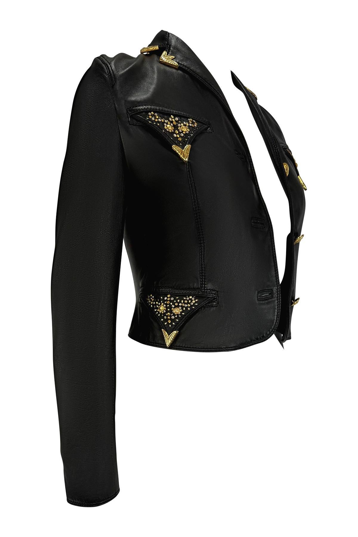 F/W 1992 Gianni Versace Goldbeschlagene Medusa Schwarzes Leder Gekürzte Jacke im Angebot 3