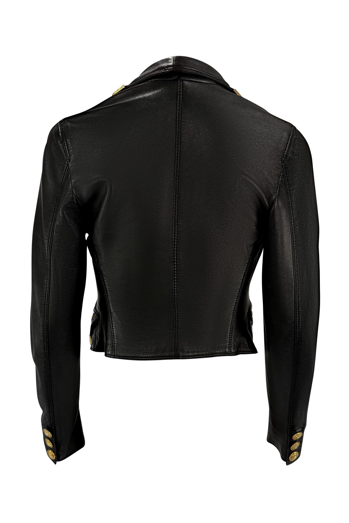 F/W 1992 Gianni Versace Goldbeschlagene Medusa Schwarzes Leder Gekürzte Jacke im Angebot 1