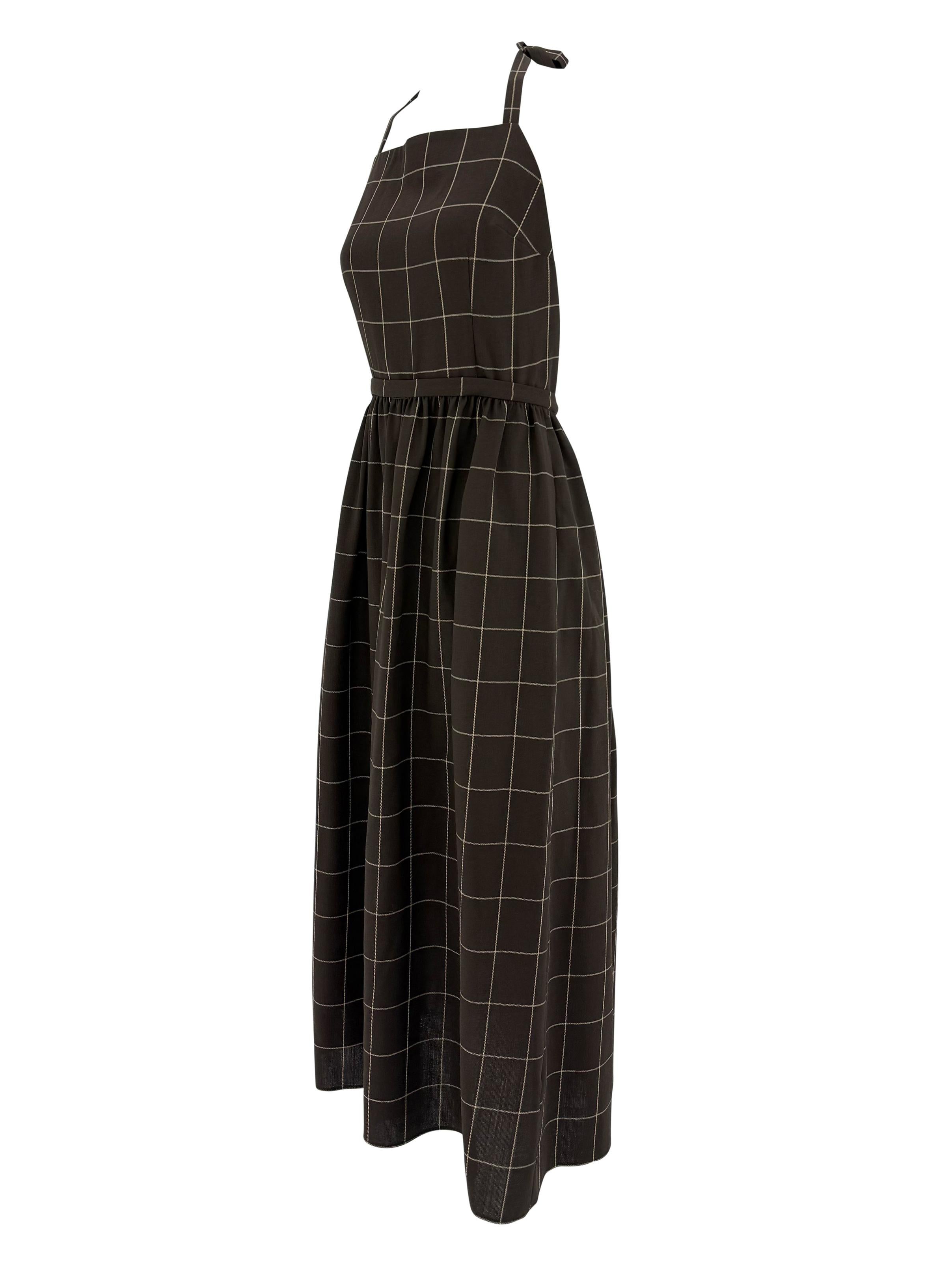 Cette robe dos nu Ralph Lauren des années 1990 est confectionnée en laine marron avec un subtil quadrillage ivoire. Conçue avec une encolure style tablier, un dos ouvert avec fermeture à nouer et une taille facilement froncée, elle tombe sur une